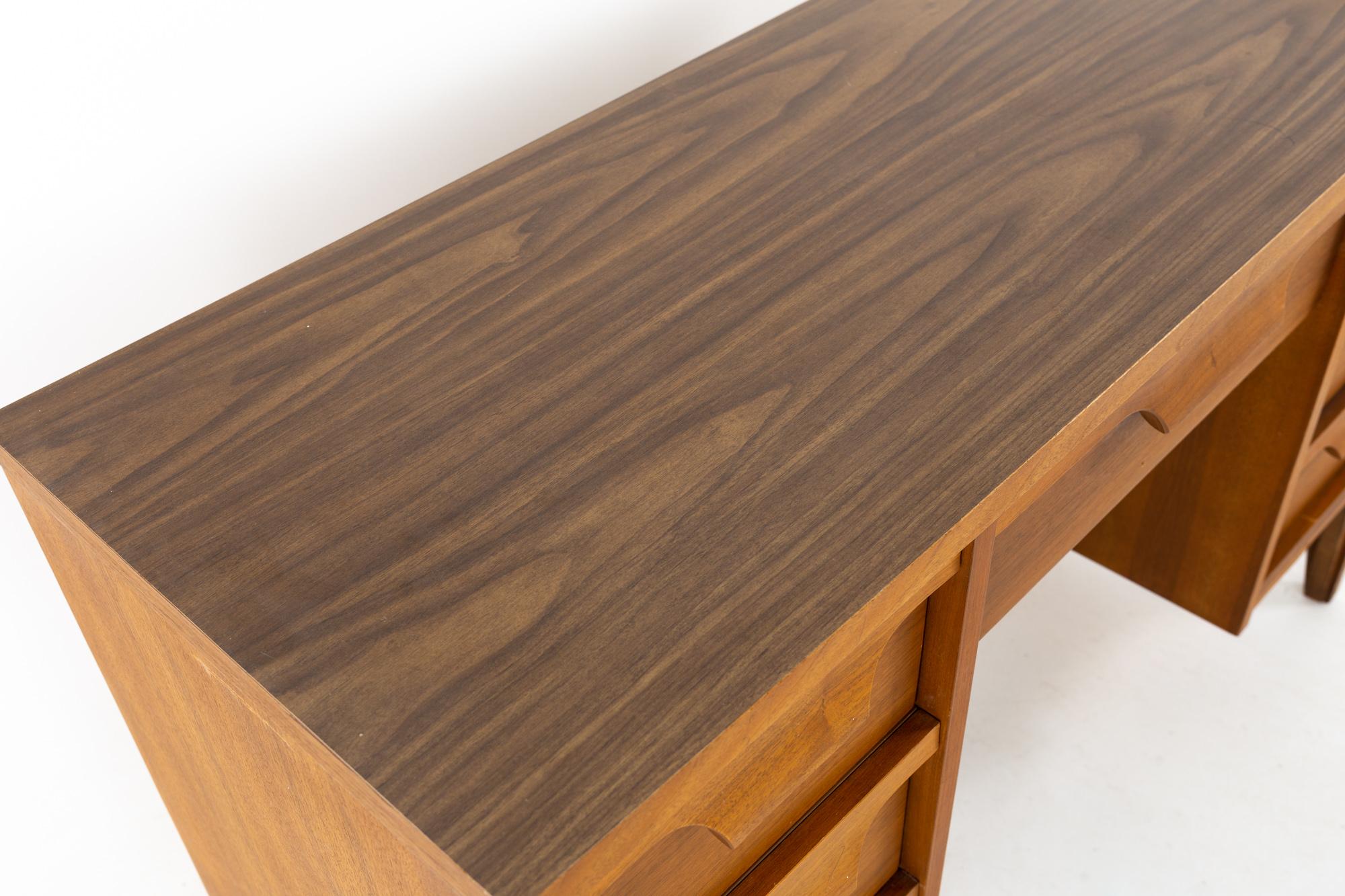 Johnson Carper Midcentury Desk with Hutch and Chair 6