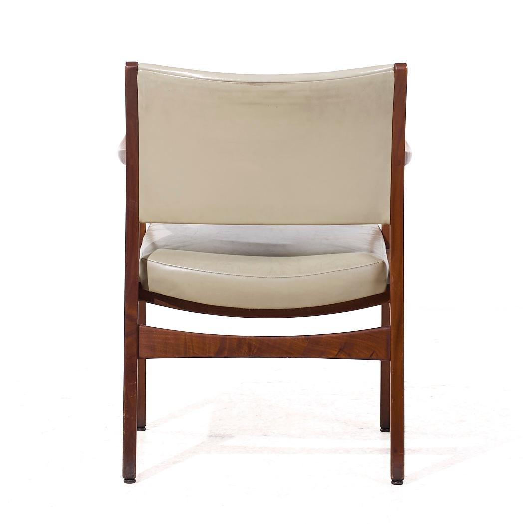 Johnson Chair Co Mid Century Walnut Arm Chair In Good Condition For Sale In Countryside, IL