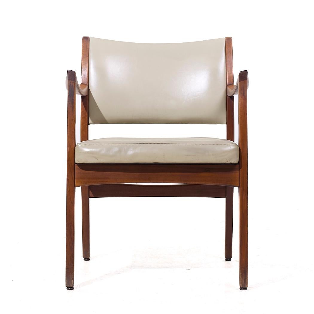 Johnson Chair Co Mid Century Walnut Arm Chairs - Pair In Good Condition For Sale In Countryside, IL