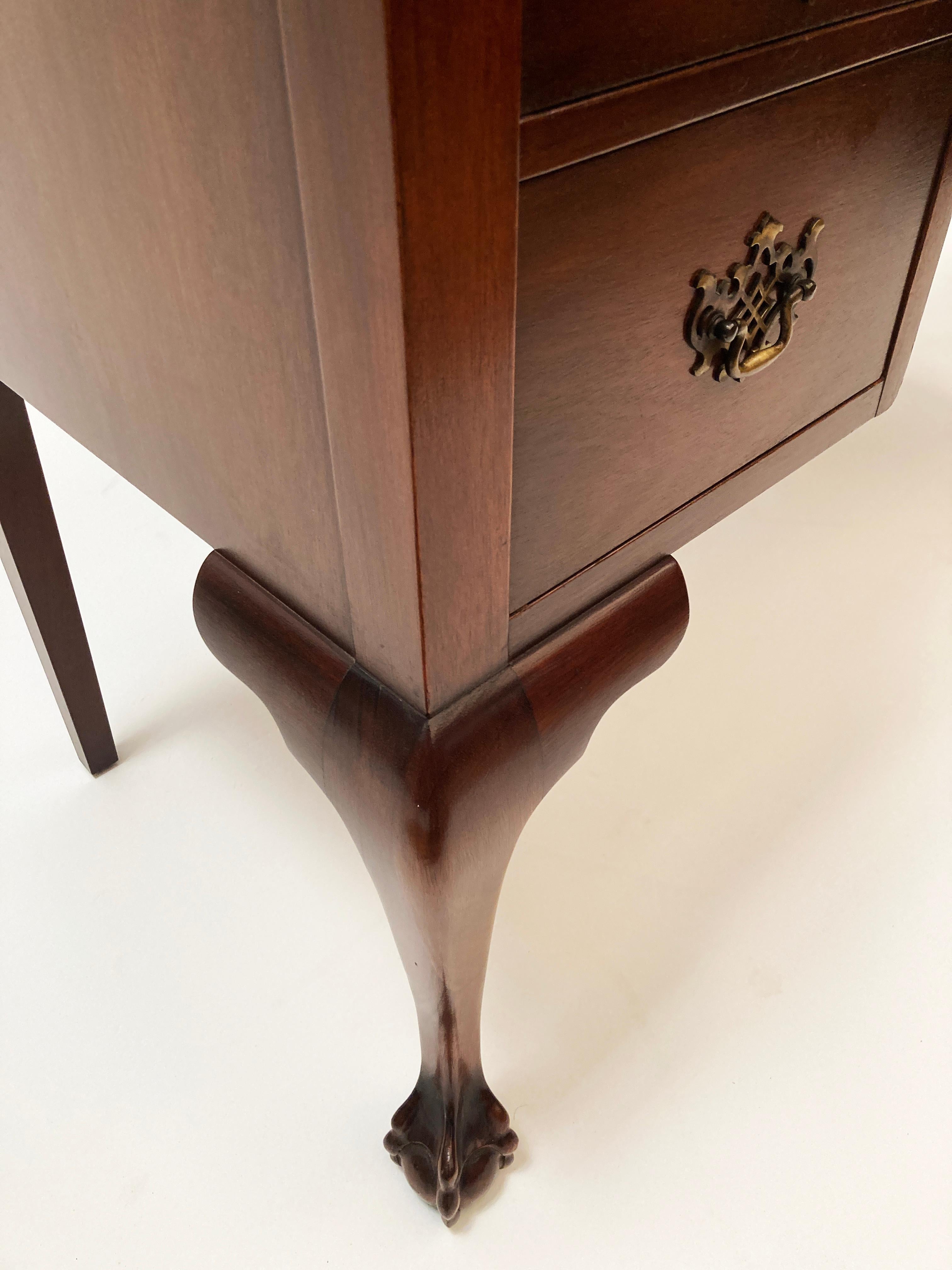 Johnson Furniture Company Chippendale-Mahagoni-Schreibtisch  (amerikanisch) im Angebot