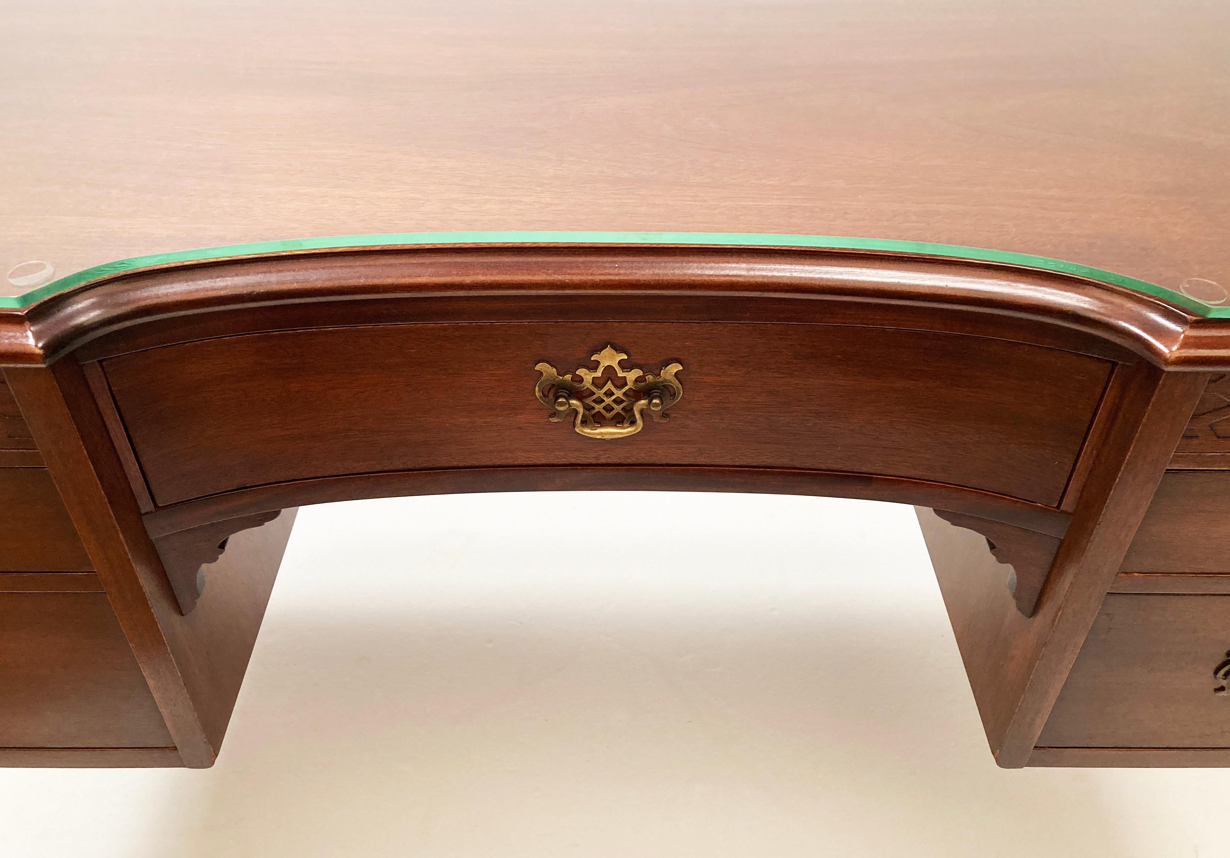 Johnson Furniture Company Chippendale-Mahagoni-Schreibtisch  (Glas) im Angebot