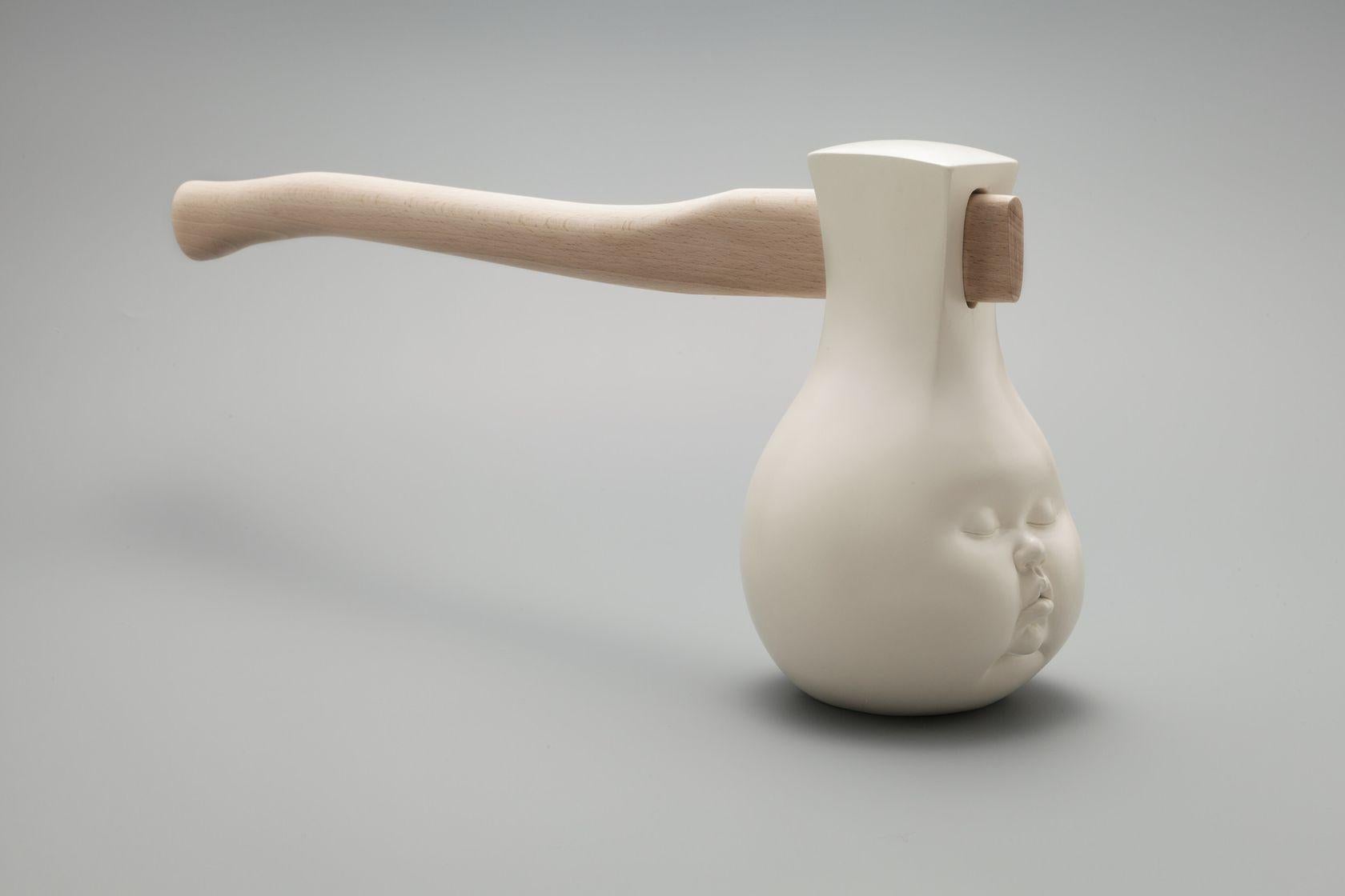 Lucha por un sueño escultura surrealista de resina fundida y madera - Sculpture de JOHNSON TSANG