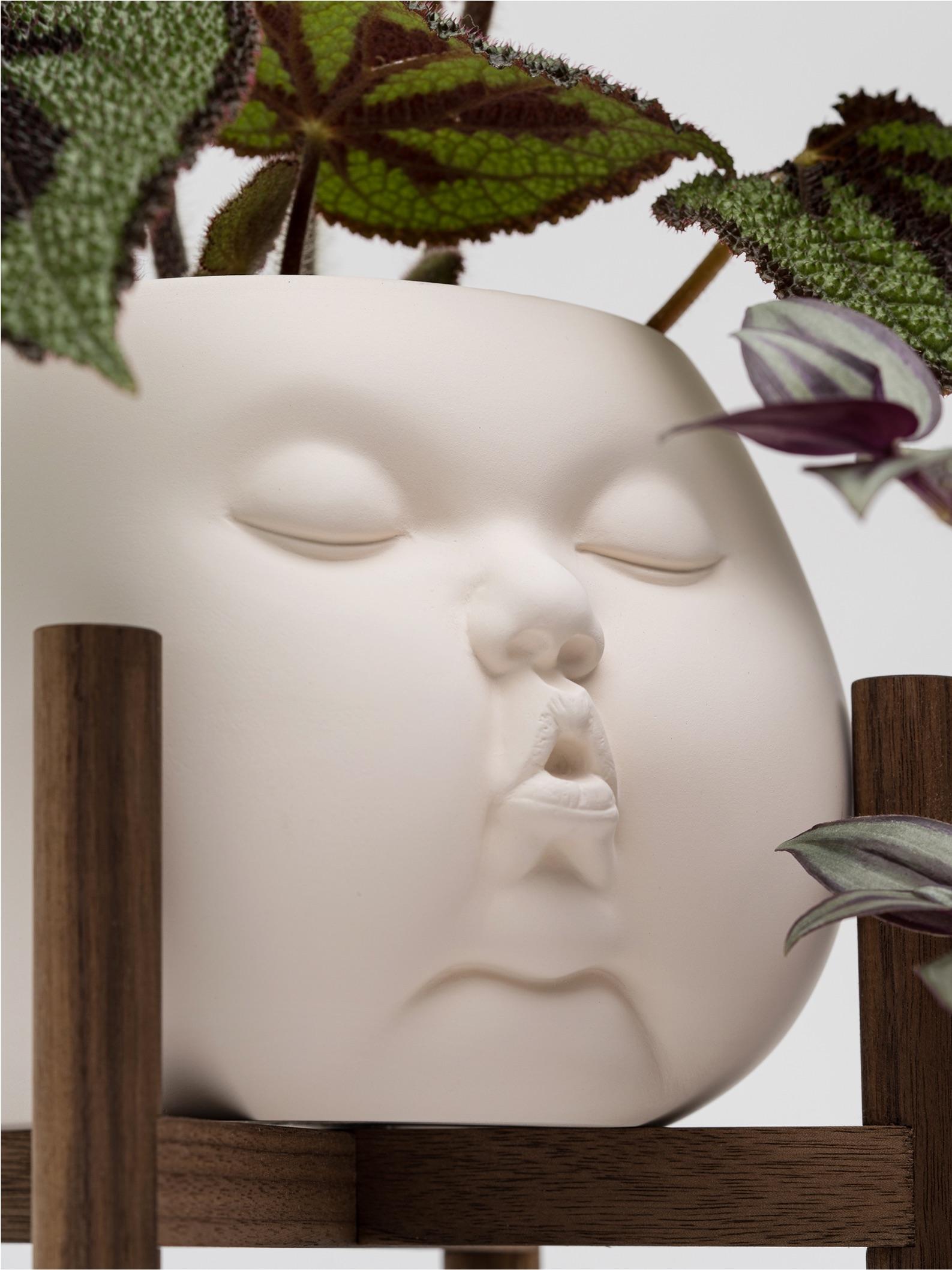 Johnson Tsang
Open Mind (Small), 2022
Ceramic plant pot with glazed interior and bespoke walnut wood stand
5 1/2 × 7 1/2 × 7 1/2 in | 14 × 19.1 × 19.1 cm

