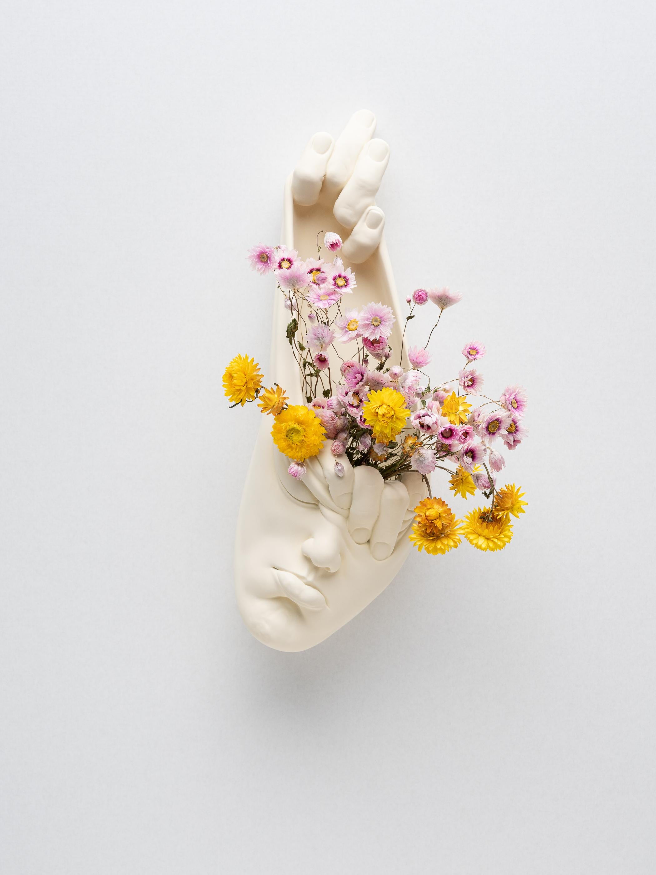 Searching for Spring, scultura da parete in resina in edizione limitata, 2020
