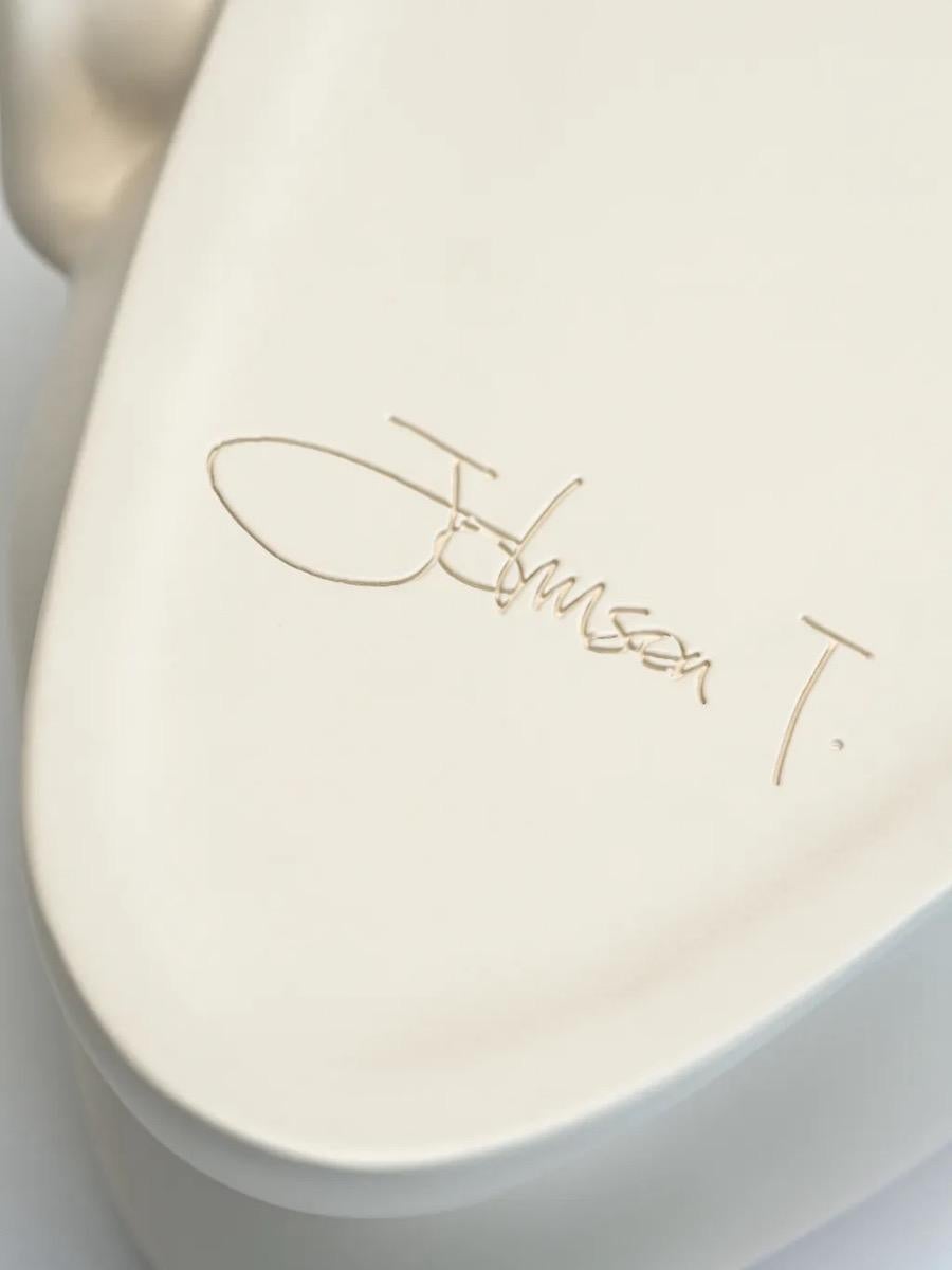 Johnson Tsang, The Moment, 2024 

Wall-mounted resin sculpture

27.00cm (H) × 19.30cm (W) × 12.50cm (D)

Edition of 250 

Signature engraved on reverse with a certificate of authenticity.

Two become one in a surreal edition by Johnson Tsang.

The