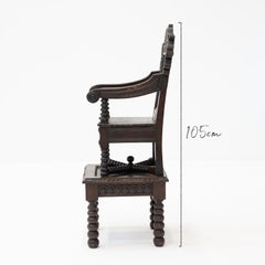 Trona infantil de madera de roble tallada, con soporte, con las iniciales «R.D.» y la fecha «1688».