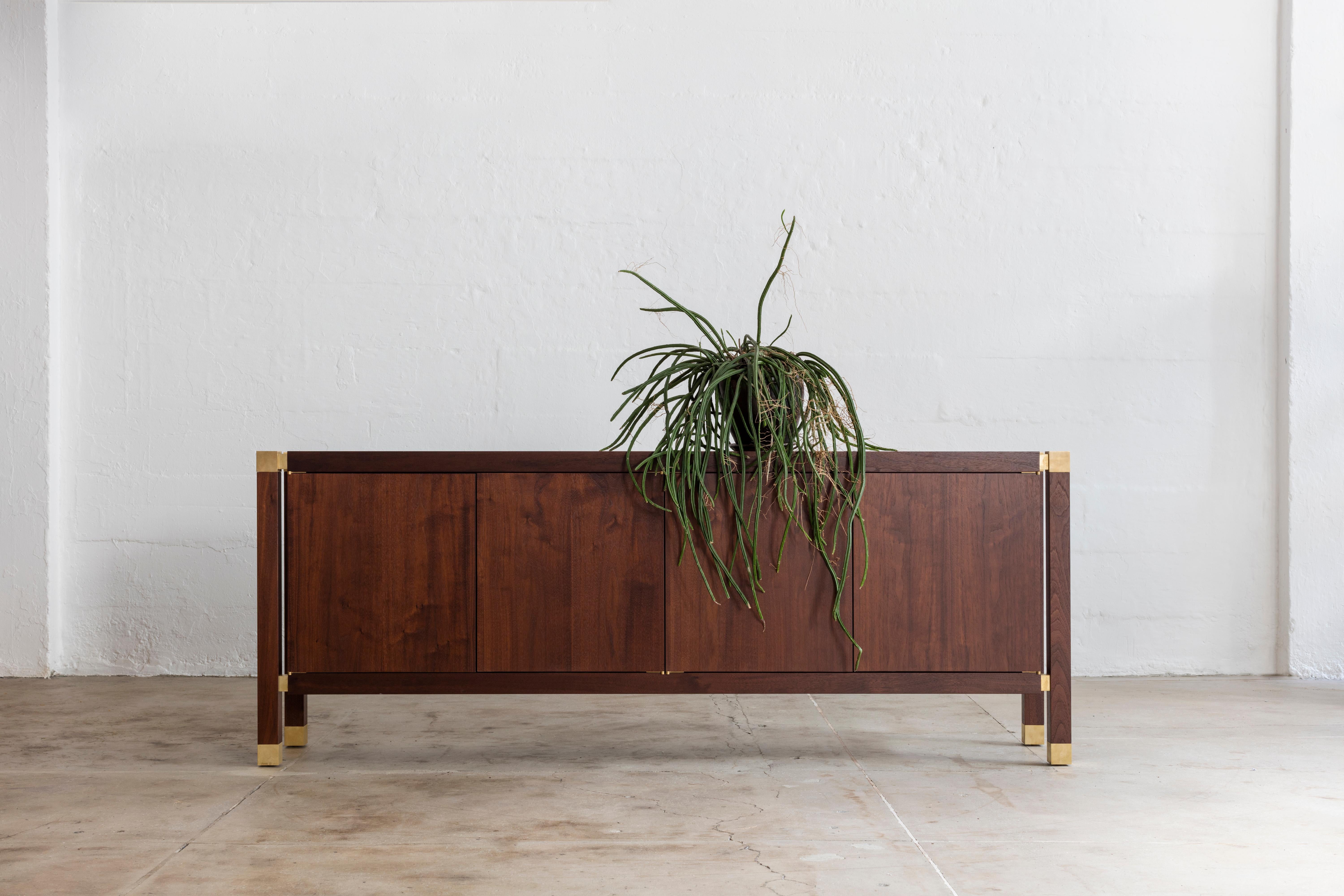 Joinery Credenza by Billy Cotton in Walnut and Brushed Brass (21. Jahrhundert und zeitgenössisch) im Angebot