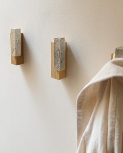 Joinery n. 1: scultura da parete in rovere e peltro di Theodora Alfredsdottir