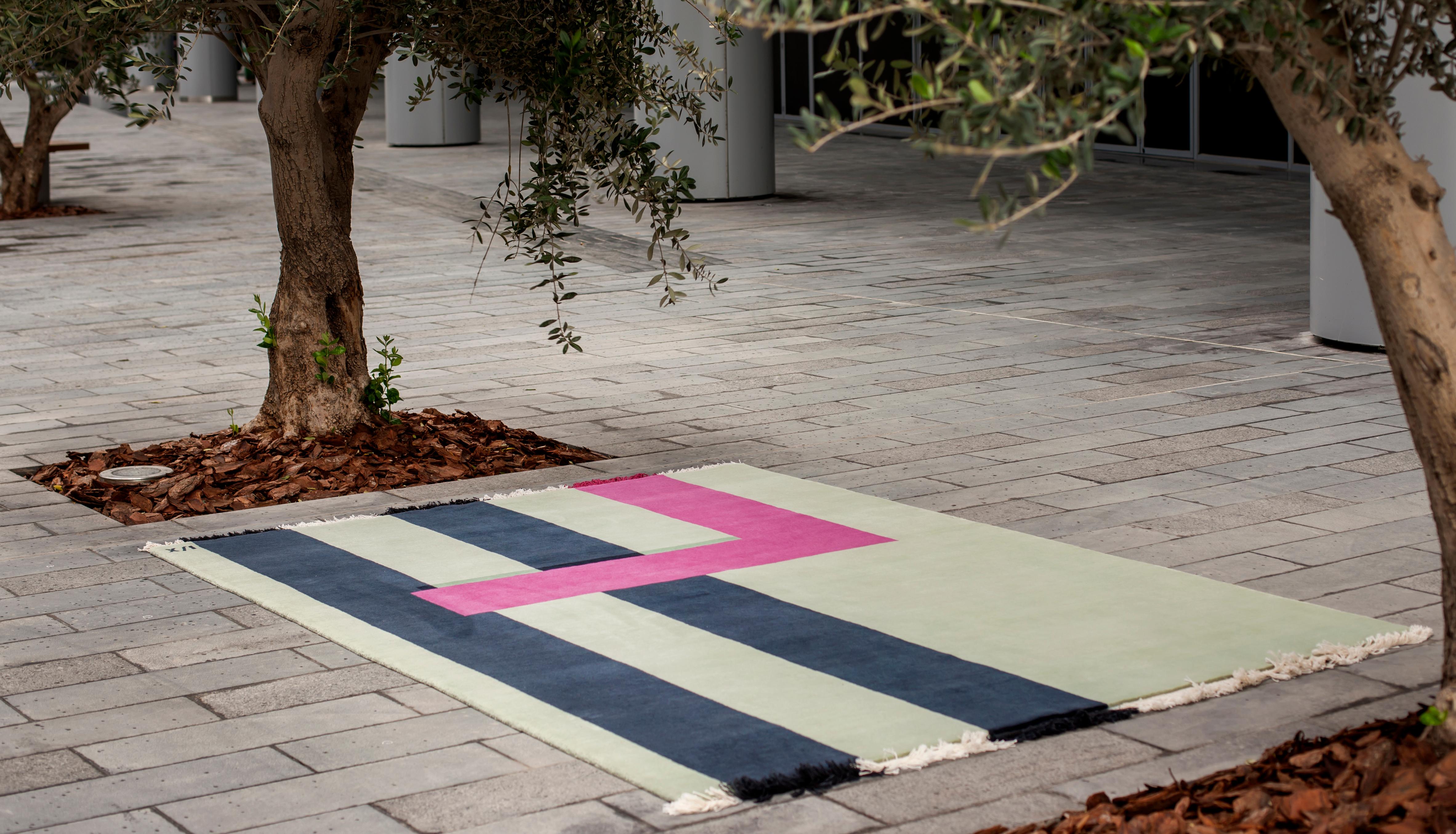 Moderne Tapis - The Moderns Geometric Pale Olive Wool Fuchsia Pink & Black Line Wool Carpet (tapis de laine géométrique pâle olive) en vente