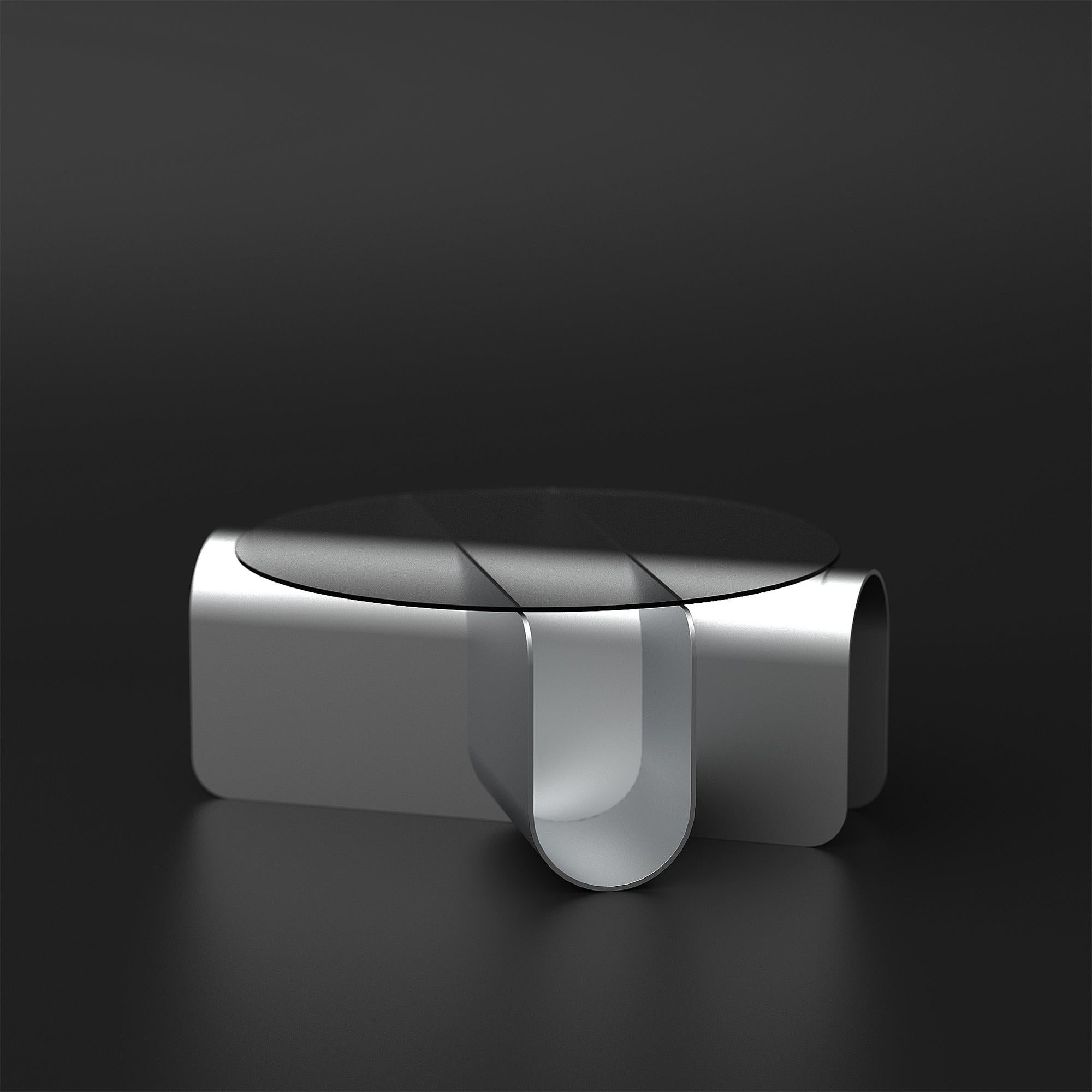 Joint Table s'inspire de la menuiserie traditionnelle en bois, réinterprétée à travers des feuilles d'aluminium pliées modulaires. La structure est assemblée par simple empilement et emboîtement, chaque élément contribuant à la fois à la stabilité