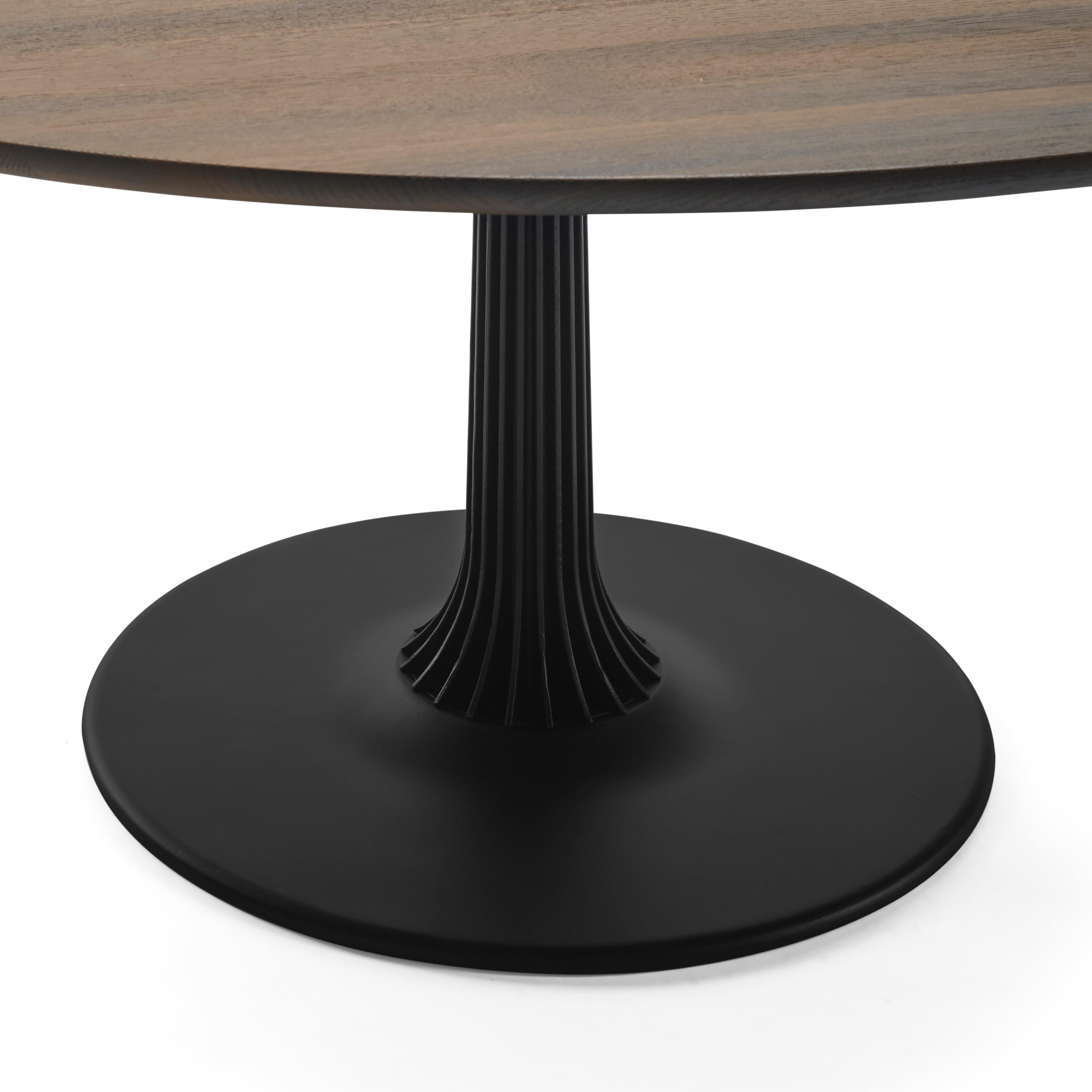 Der Joist-Tisch / Esszimmertisch ist aufgrund seiner runden Form ein echter Archetyp. Die zentrale Stützsäule bietet viel Bein- und Bewegungsfreiheit. Die runde Form macht Joist zu einem Tisch für geselliges Beisammensein: Jeder kann jeden sehen.