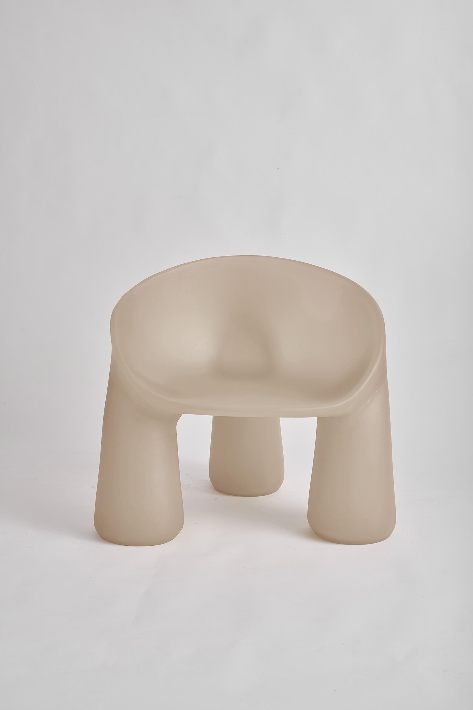 Messicano Sedia Jojo in resina color terracotta di Joyful Objects Yes! in vendita