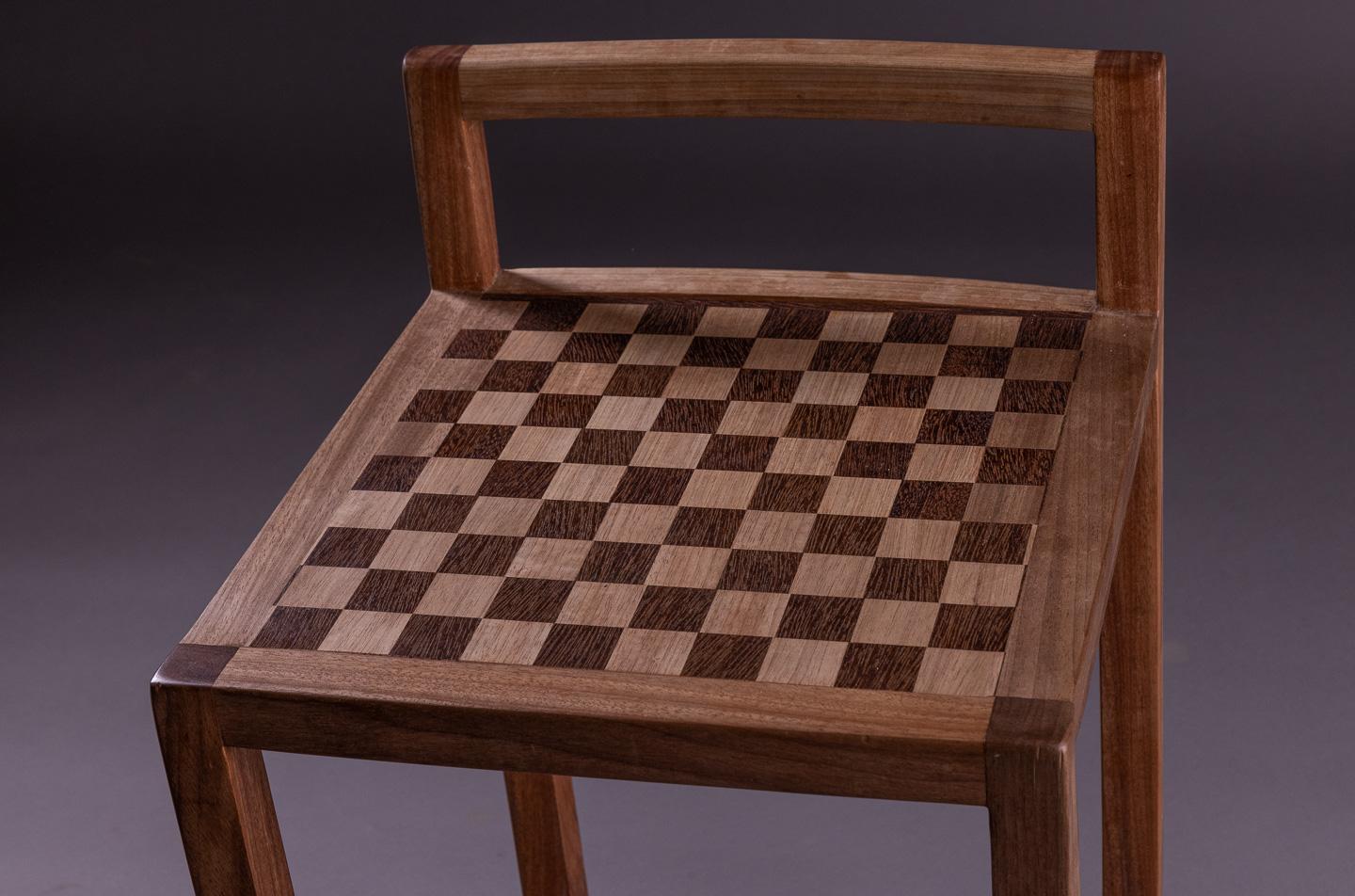 El taburete Jojo. Diseño brasileño en madera maciza y marquetería de Amilcar Oliveira en venta 3