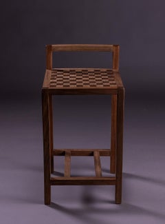 El taburete Jojo. Diseño brasileño en madera maciza y marquetería de Amilcar Oliveira