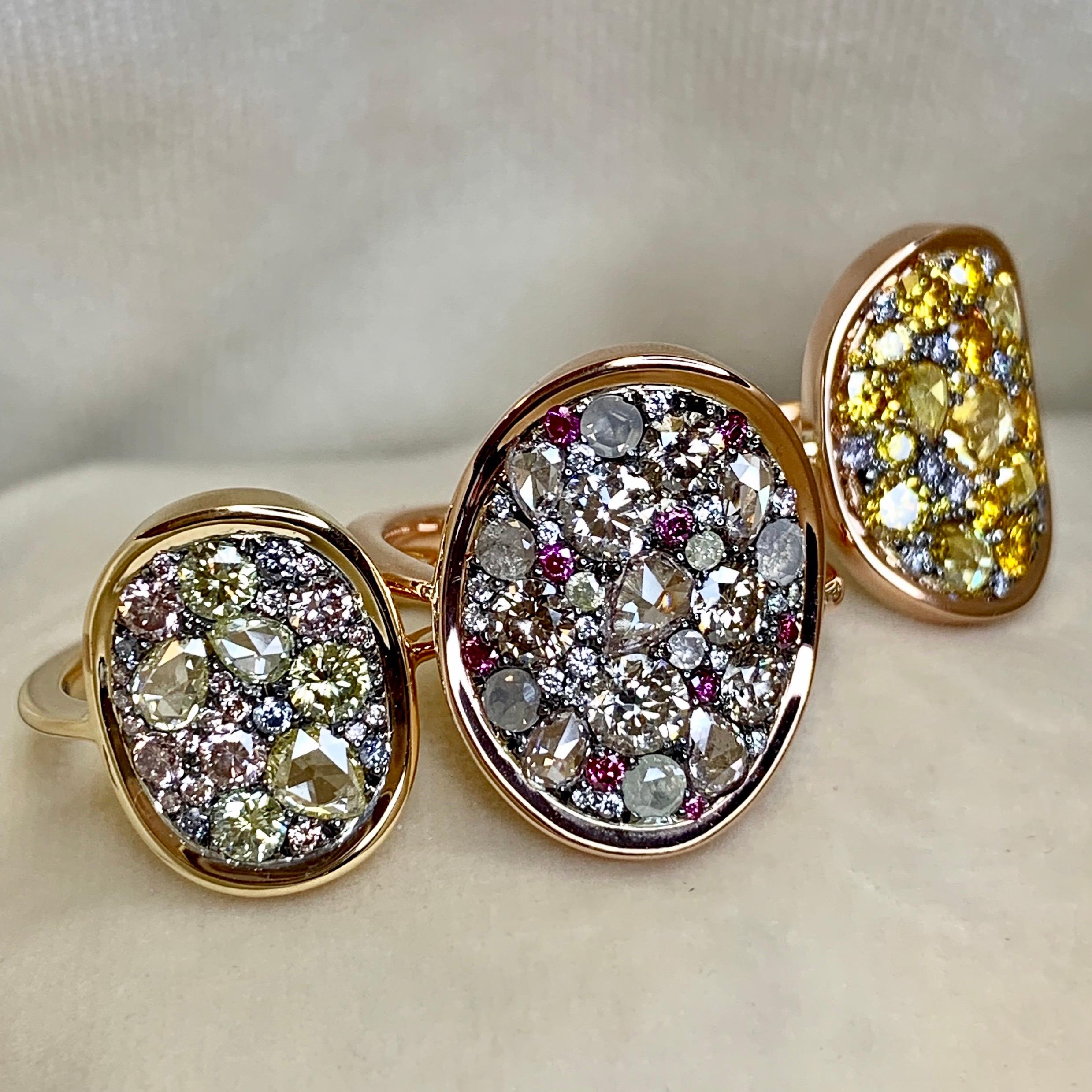 One of a kind ring in 18K yellow gold 4,3 g & blackened sterling silver (The stones are set on silver to create a black background for the stones)
Set with Fancy lemon yellow rose-cut diamonds, Fancy Pink, Blue & lemon Yellow brilliant-cut diamonds.
