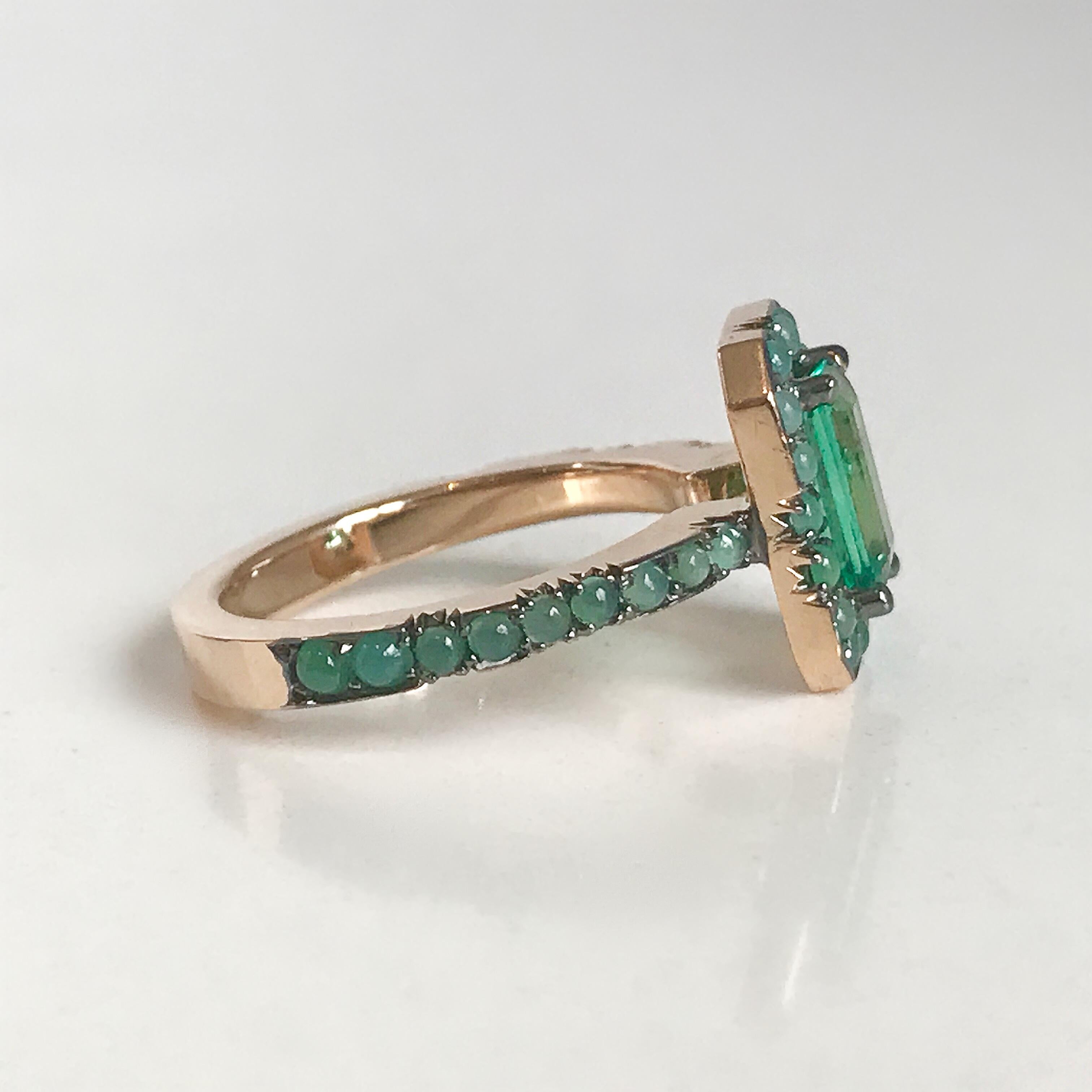 Joke Quick 18K Rose Gold 1, 5 Carat Emerald Entourage Ring In New Condition In Antwerp, BE
