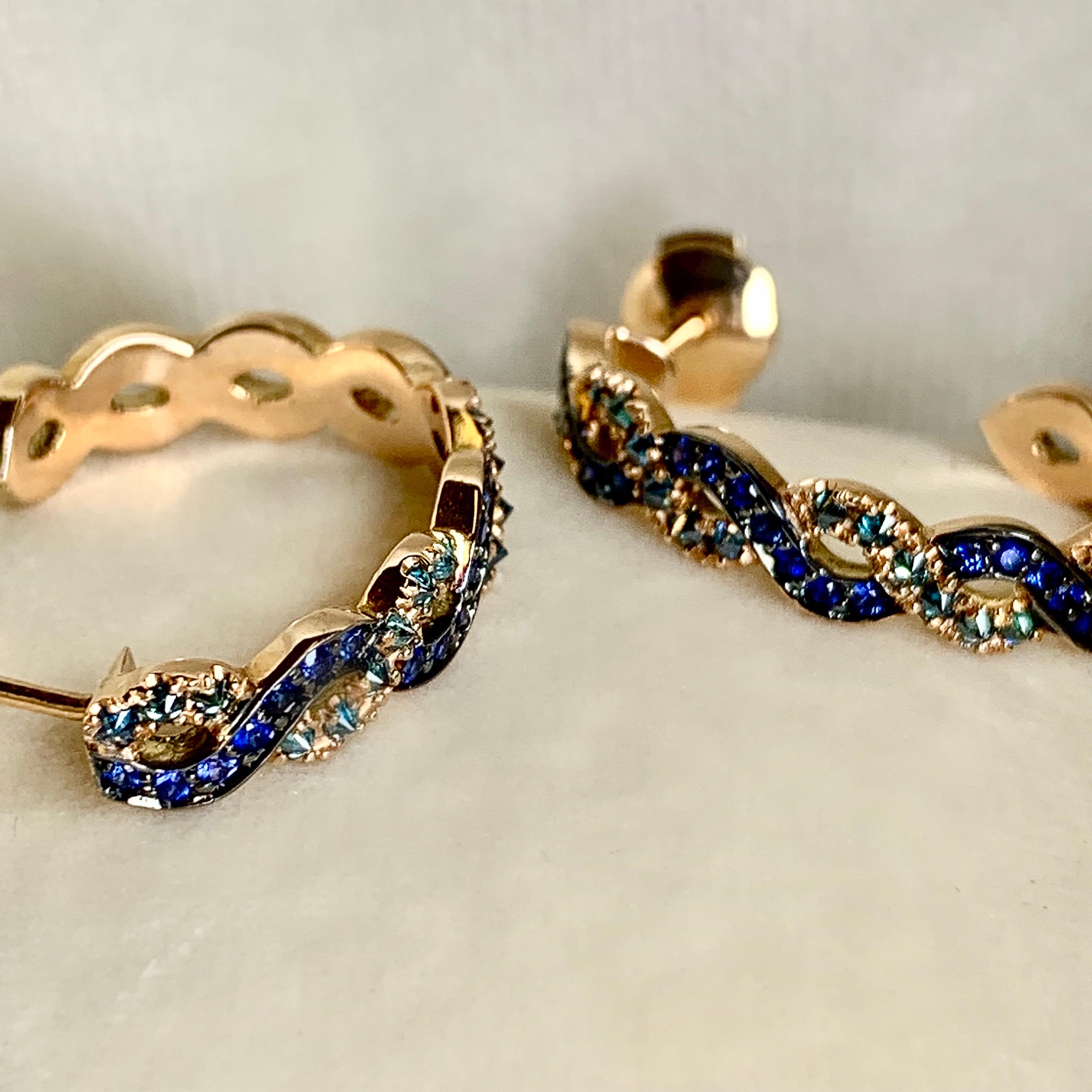 One of a kind hoop earrings in 18K rose gold 7,5 g. set with blue sapphire 0,28 carat & pave upside down set natural coloured blue briljant-cut diamonds 0,50 carat.
The pave set Natural coloured blue diamonds are natural diamonds wich are colour
