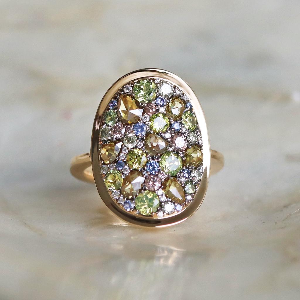 One of a kind ring in Bright Mainly Yellow Shades handmade in Belgium by jewellery artist Joke Quick, no casting or printing envolved, in 18K Yellow gold  10.5 gram.
Mosaic Paving :
7 X Fancy Greenish yellow fancy shape Rose-cut diamonds 0,92 ct.; 