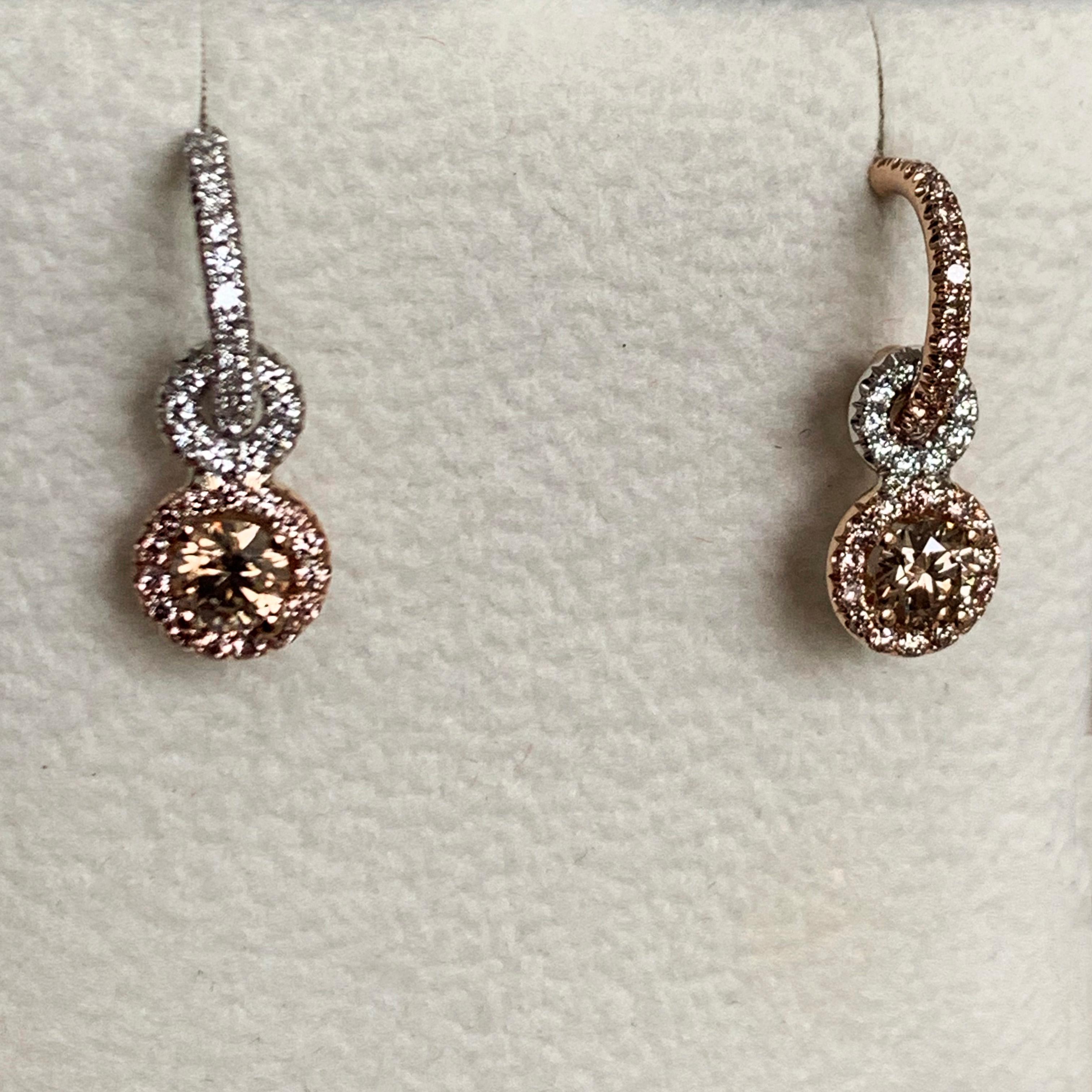 Mismatched Hoop Ohrringe handgefertigt in Belgien von Schmuck Künstler Joke Quick, in massivem 18K Rose & Weißgold und handgefertigt die traditionelle Art und Weise ( kein Guss oder Druck beteiligt ).
Einer der beiden Ohrringe ist aus Roségold