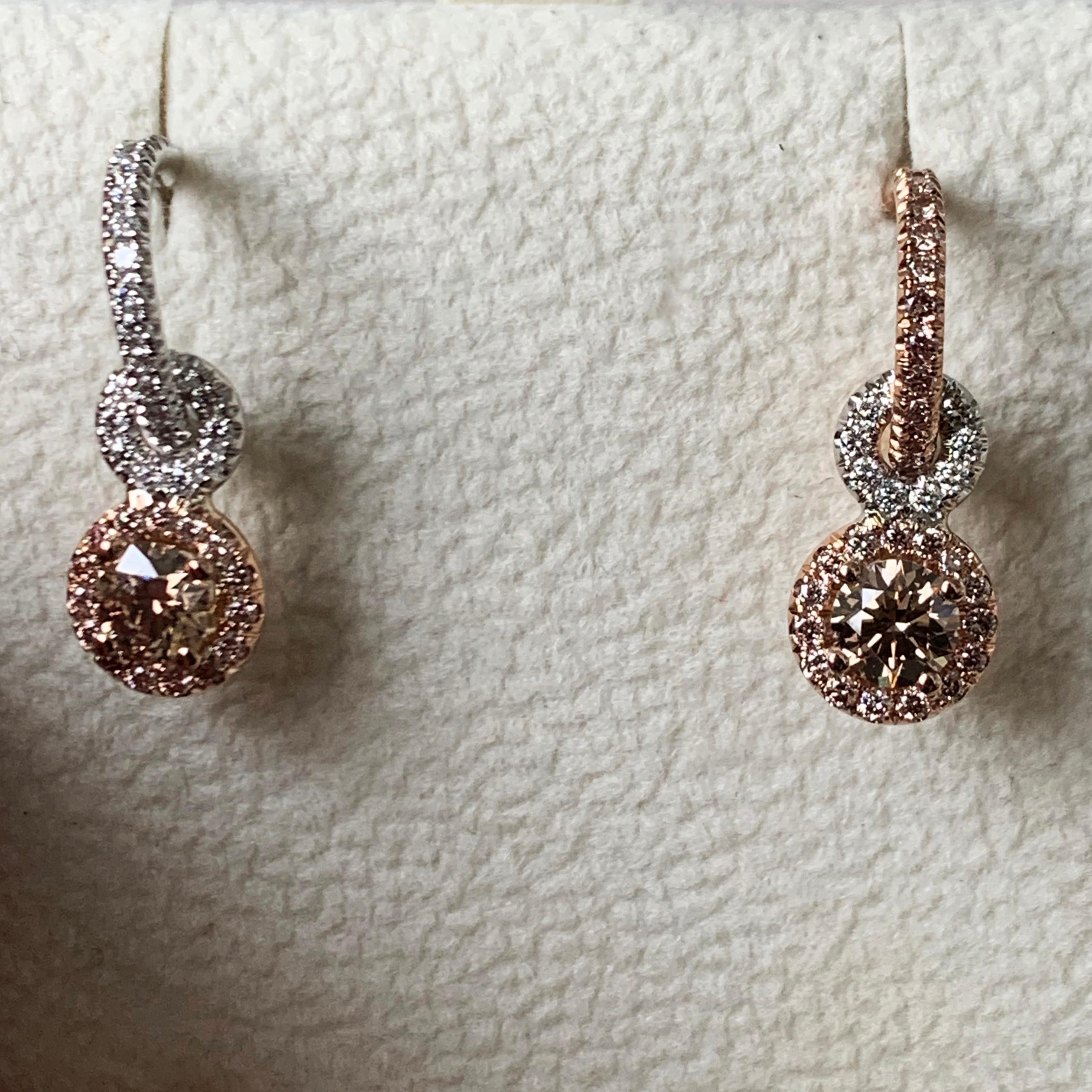 Joke Quick Handmade Mismatched Braun-Rosa-Weiß-Diamant-Creolen mit Charm (Rundschliff)