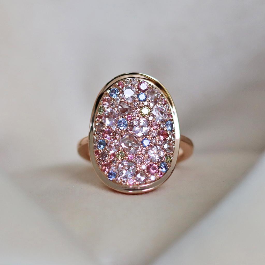 One of a kind ring in Bright Mainly Pink Shades handmade in Belgium by jewellery artist Joke Quick, no casting or printing envolved, in 18K Rose gold 10.1 gram.
Pave set with :
Fancy Pink fancy shape Rose-cut diamonds 0,32 ct.;  
Fancy pink