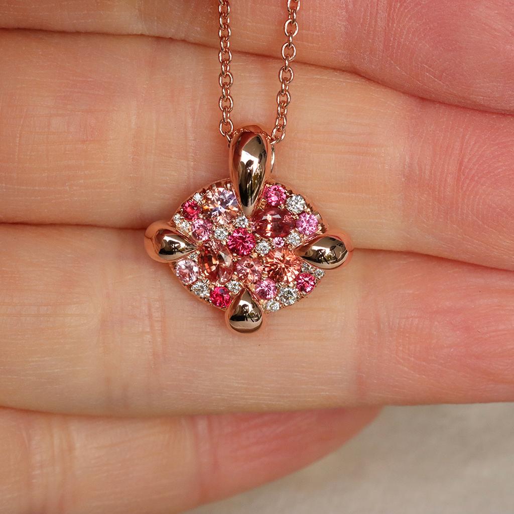 Unveil the beauty of Belgian craftsmanship with this handmade rose gold multi-stone pendant, featuring Padparadscha sapphires red spinel, pink spinels and white Brilliant-cut diamonds. 

Each gem is carefully hand-set in our signature mosaic