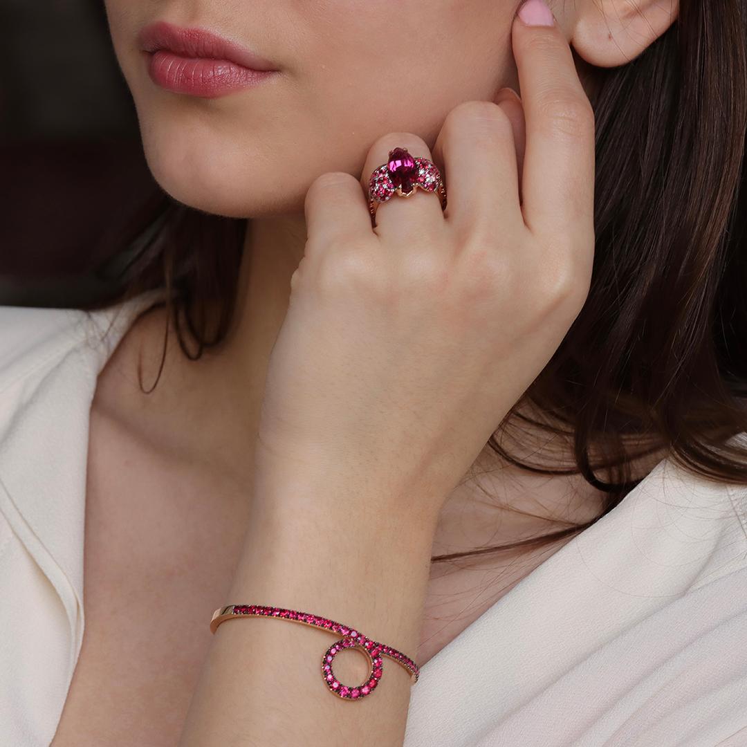 Sumérgete en las profundidades del rojo con este anillo único hecho a mano en Bélgica por la diseñadora de joyas Joke Quick, sin fundición ni impresión.

Esta excepcional pieza tiene como pieza central una Turmalina Rubelita de forma marquesa,