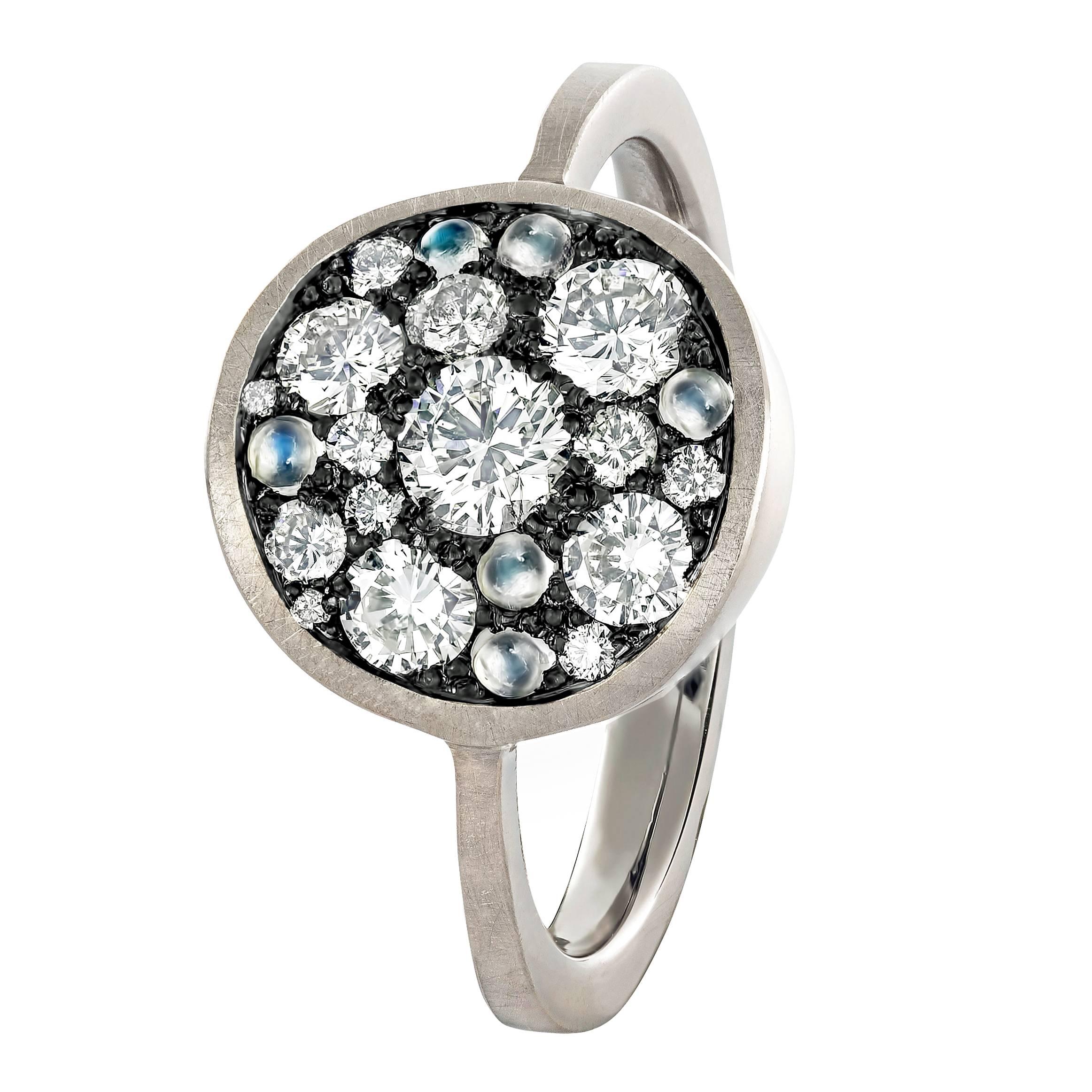 Joke Quick, bague Starstruck en or avec diamants blancs et pierre de lune bleue