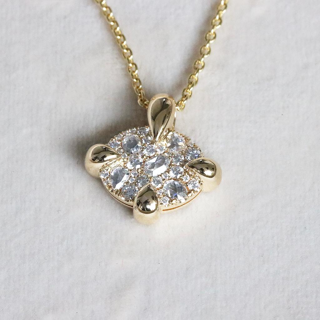 Unveil the beauty of Belgian craftsmanship with this handmade yellow gold pendant, featuring white fancy shape rose-cut diamonds and white Brilliant-cut diamonds. 

Each gem is carefully hand-set in our signature mosaic setting, offering a seamless,