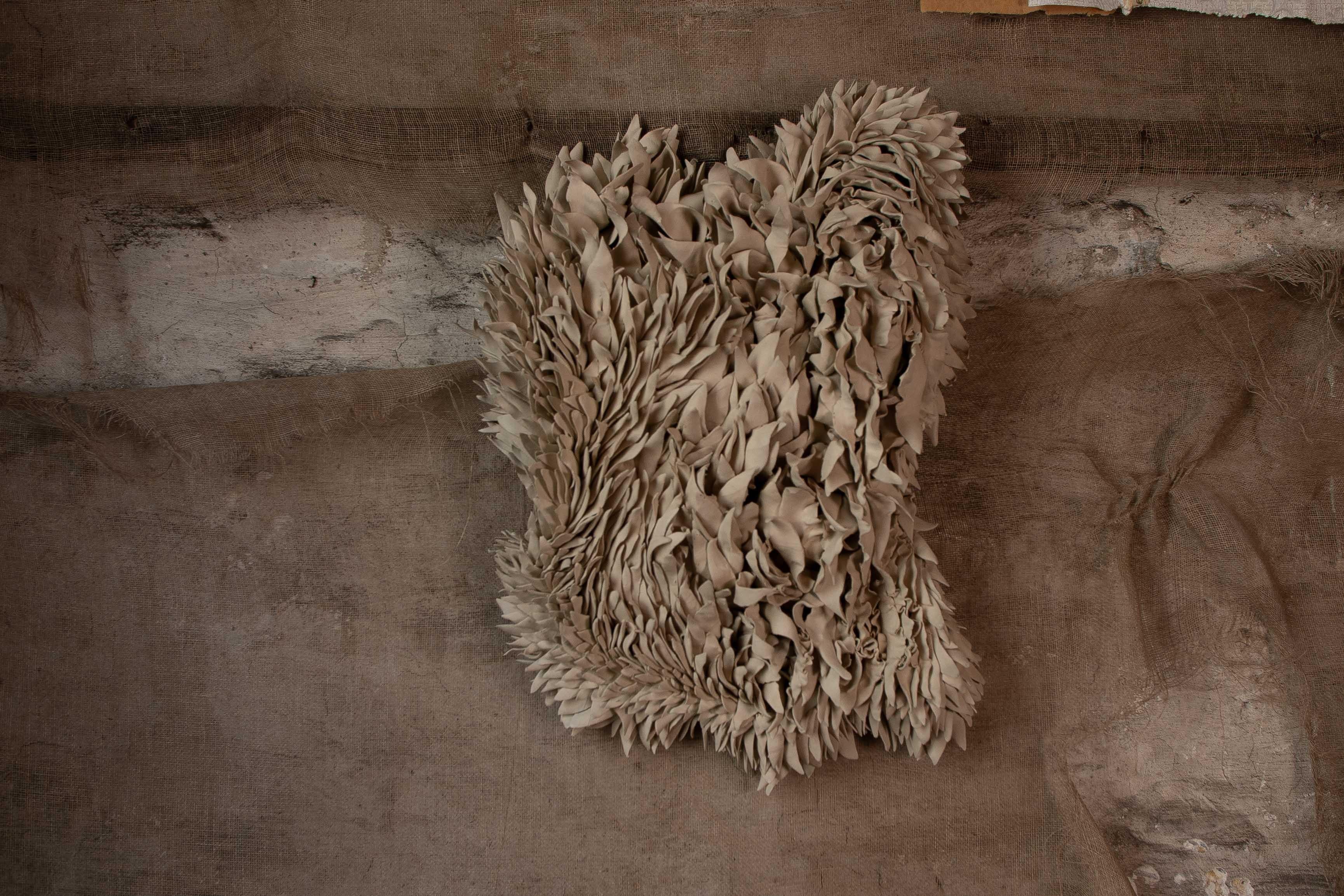 Ceramic sculpture, called 'Fragile' - Modern Sculpture by Joke Raes