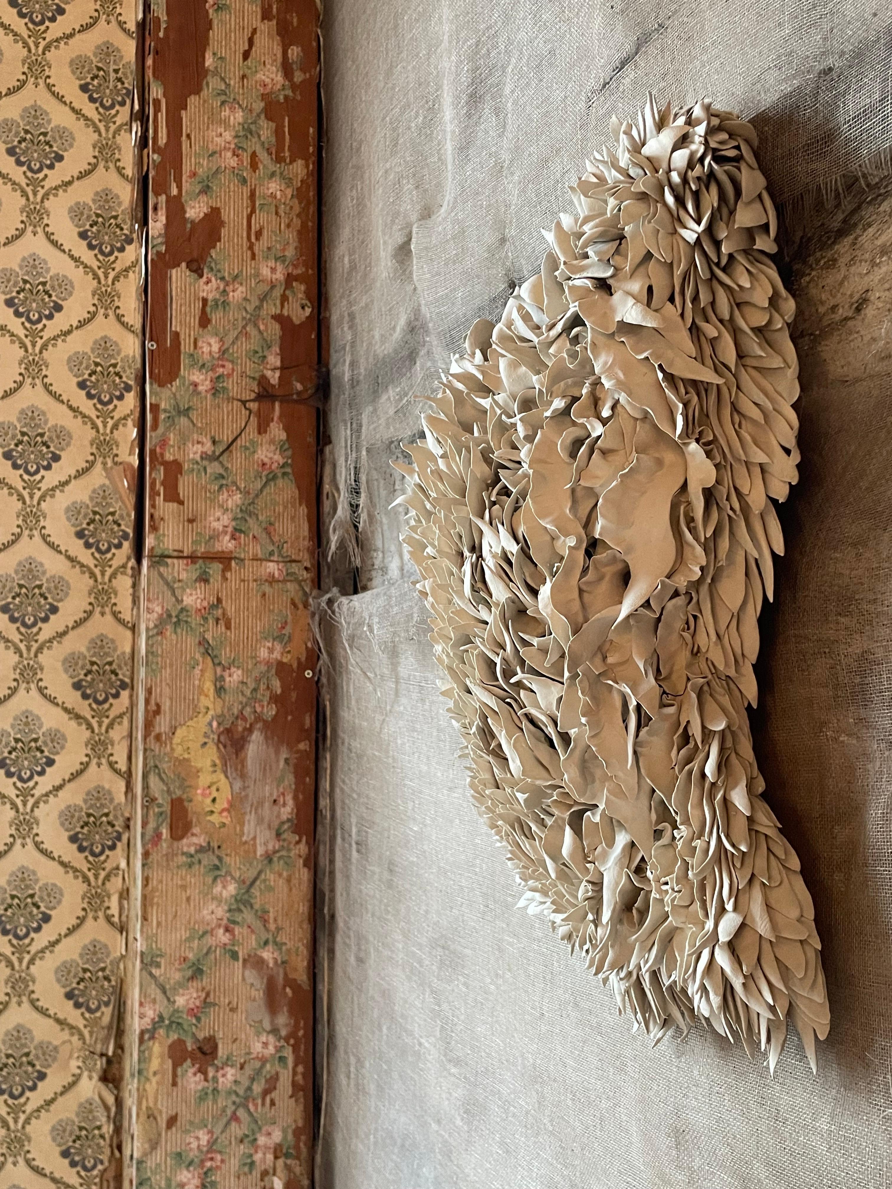 Scultura in ceramica, chiamata "Fragile".
