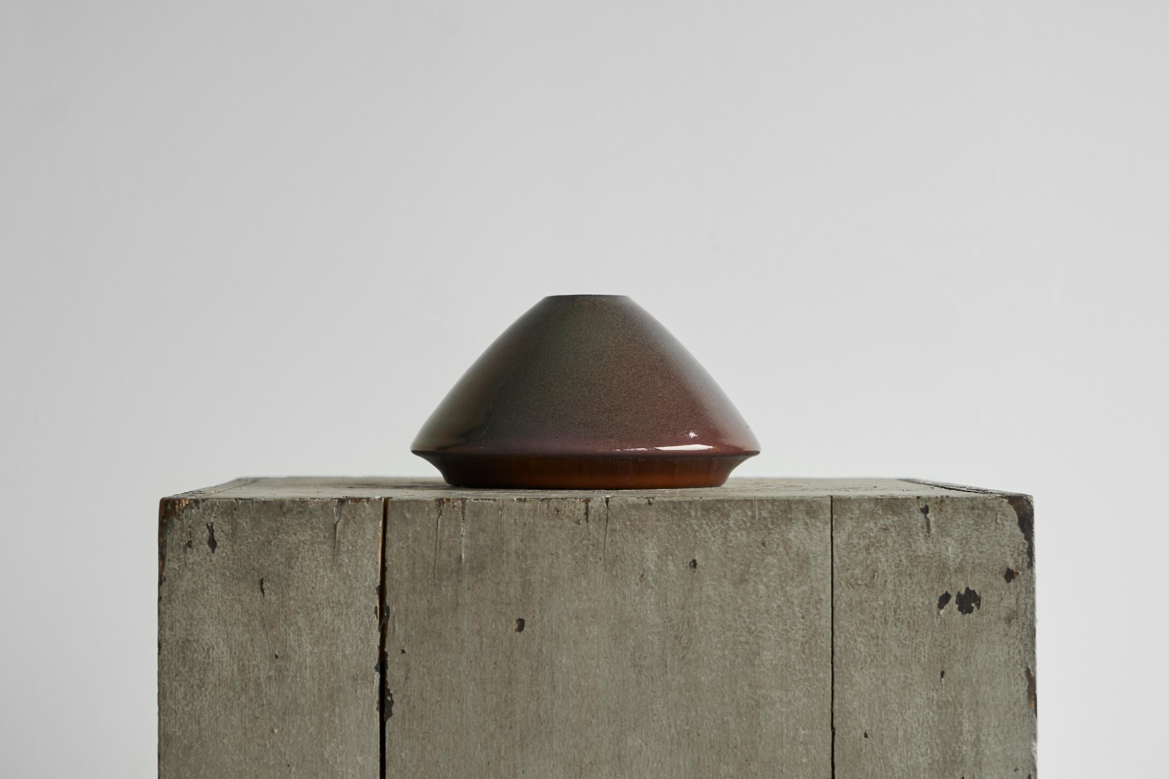 Objet en poterie du Studio Joke Stroes pour Mobach, Utrecht, Pays-Bas, années 1980.

Merveilleux objet de poterie d'atelier post-moderne du célèbre maître de la poterie d'atelier Joke Stroes pour Mobach, Pays-Bas. 

Un superbe design/One et une