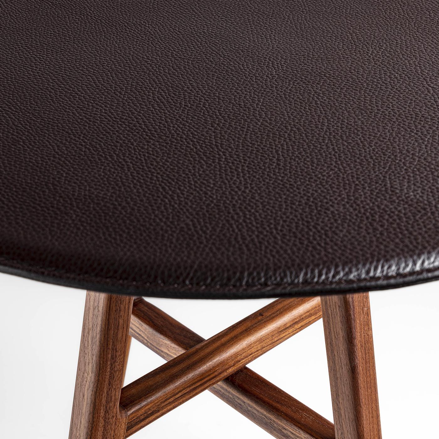 Versatility and slenderness meet in this remarkable accent table, a superb solution to enrich modern homes marked by warm neutrals. The round top covered in genuine brown leather can be lifted and detached to serve as an independent tray, revealing
