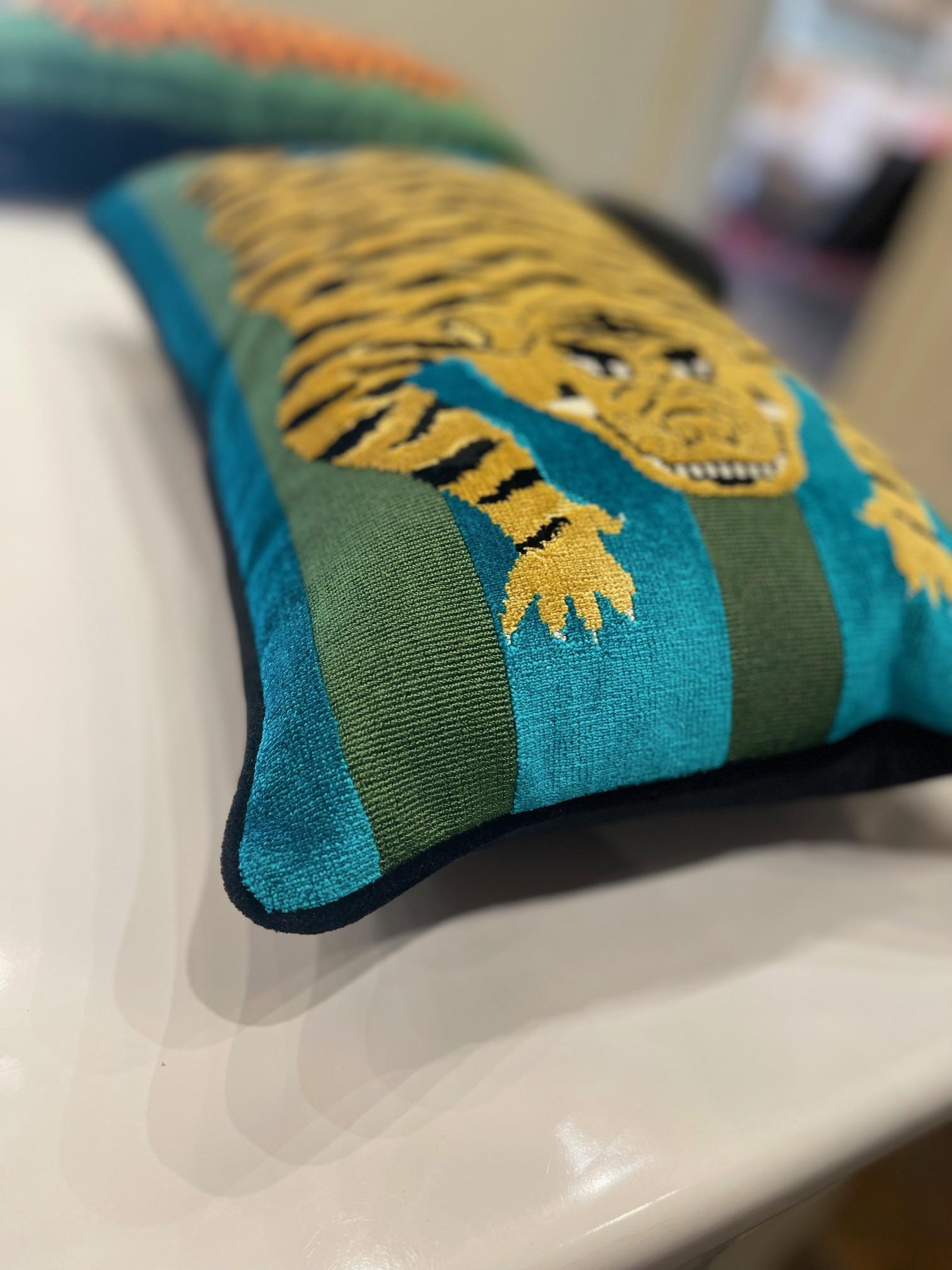 Almohada de tela Jokhang Tigre Schumacher de terciopelo negro en contraste Moderno en venta