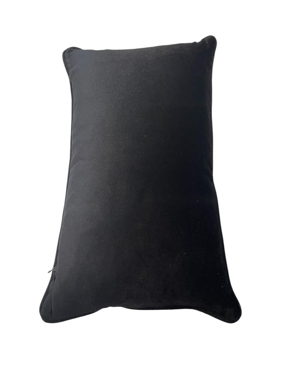 Almohada de tela Jokhang Tigre Schumacher de terciopelo negro en contraste Estadounidense en venta