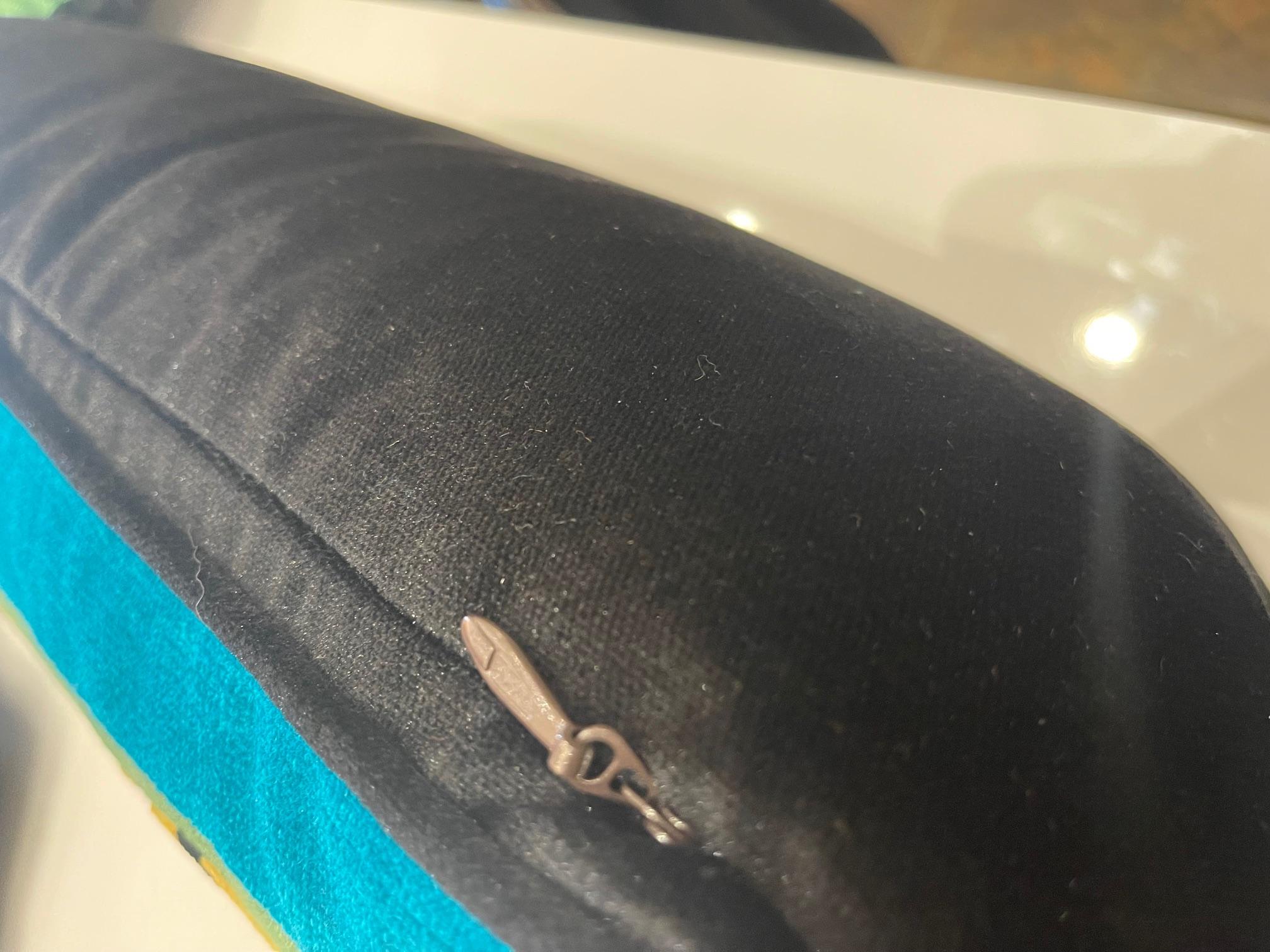 Almohada de tela Jokhang Tigre Schumacher de terciopelo negro en contraste en Nuevo estado para la venta en Saint Louis, US