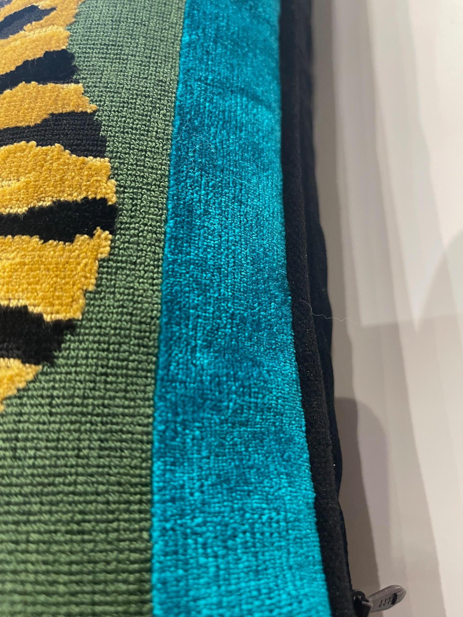 Almohada de tela Jokhang Tigre Schumacher de terciopelo negro en contraste Siglo XXI y contemporáneo en venta