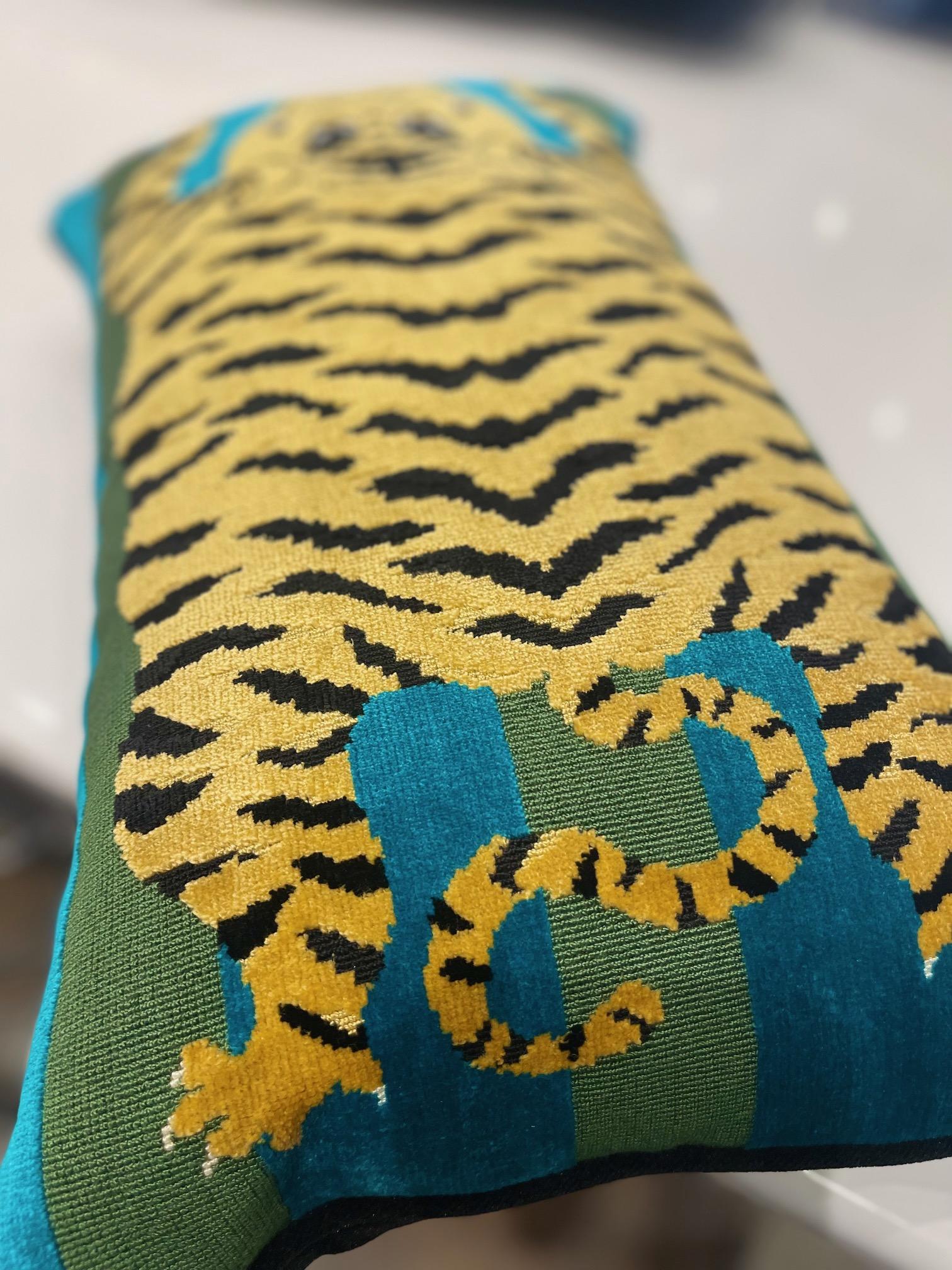 Almohada de tela Jokhang Tigre Schumacher de terciopelo negro en contraste Tela en venta