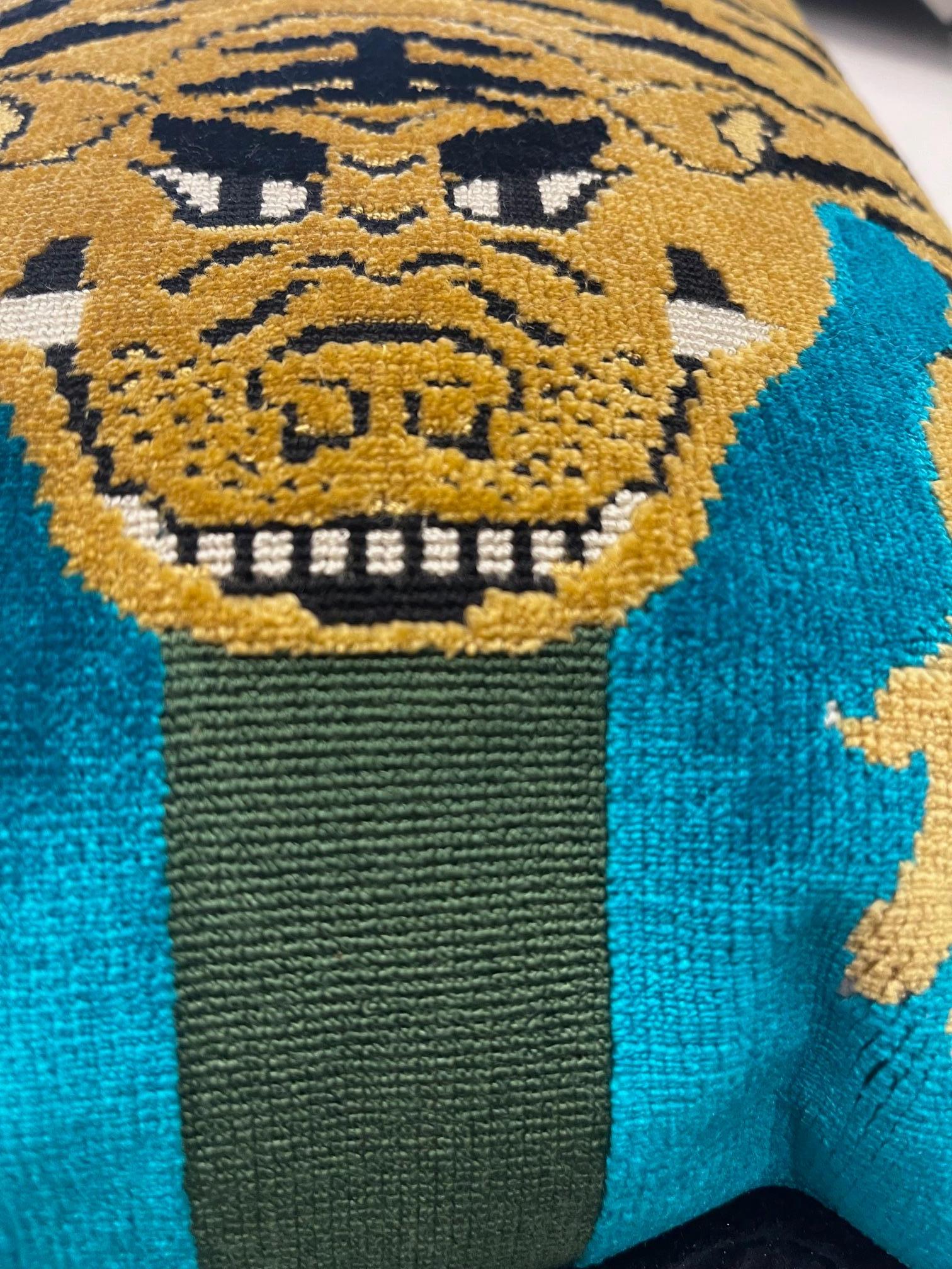 Almohada de tela Jokhang Tigre Schumacher de terciopelo negro en contraste en venta 1