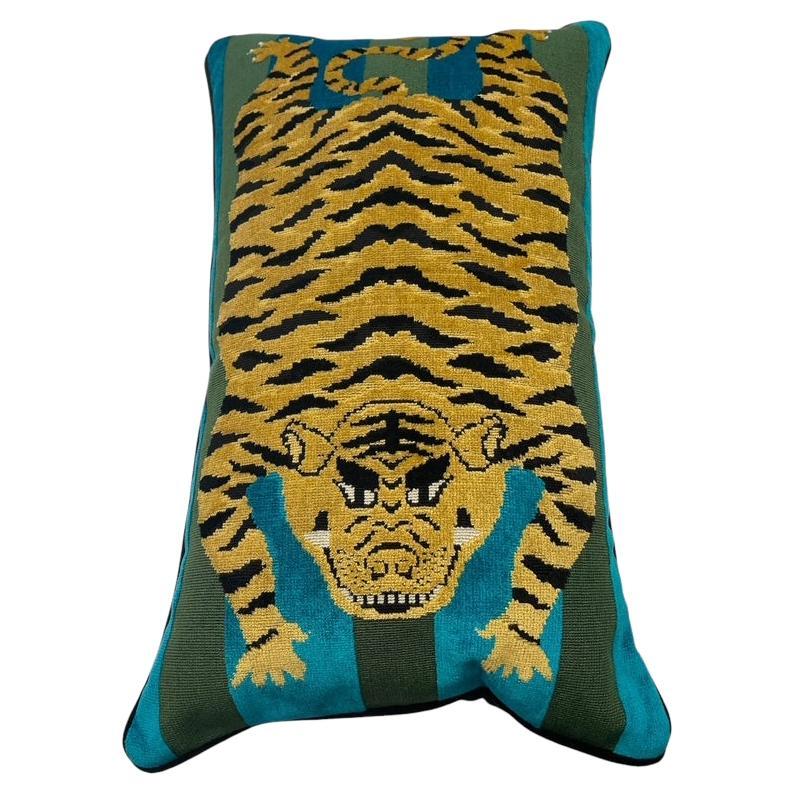 Almohada de tela Jokhang Tigre Schumacher de terciopelo negro en contraste en venta