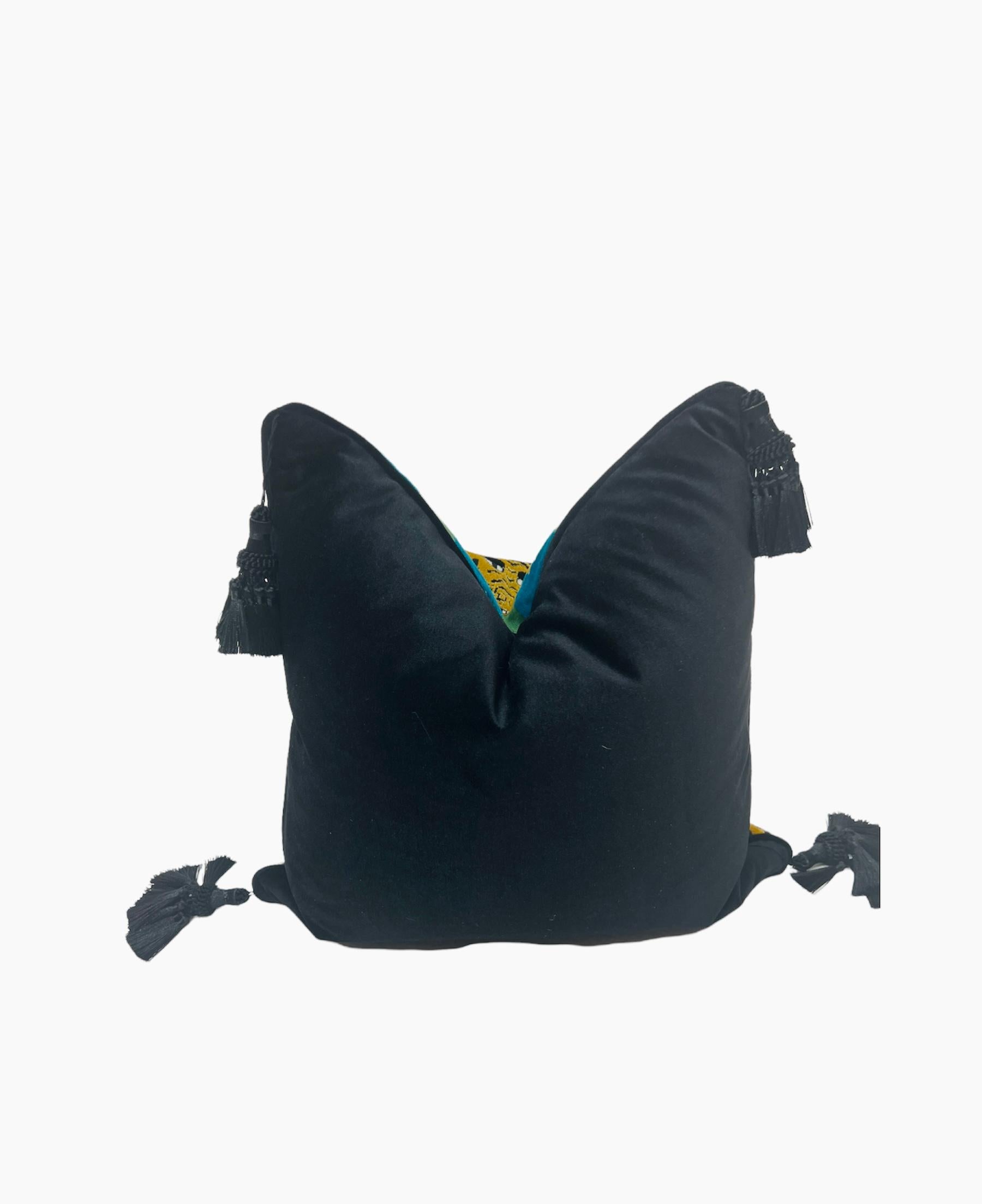 Dieses Kissen ist aus Jokhang Tiger Velvet von Schumacher gefertigt und an beiden Enden mit schwarzen Quasten versehen. 
Wir haben jedes Kissen sorgfältig von Hand genäht und den Details besondere Aufmerksamkeit geschenkt. Die Rückseite des Kissens