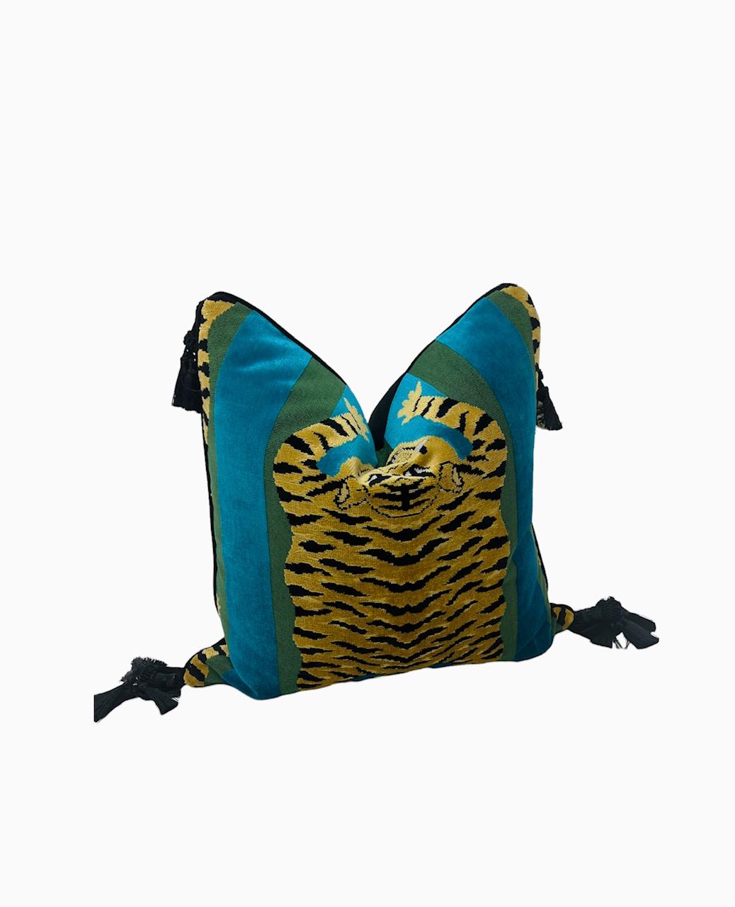 XXIe siècle et contemporain Coussin en tissu Schumacher tigre Jokhang avec pompons en vente