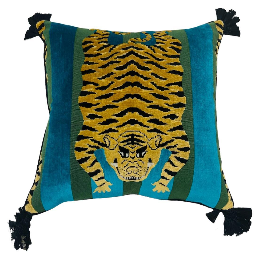 Coussin en tissu Schumacher tigre Jokhang avec pompons en vente