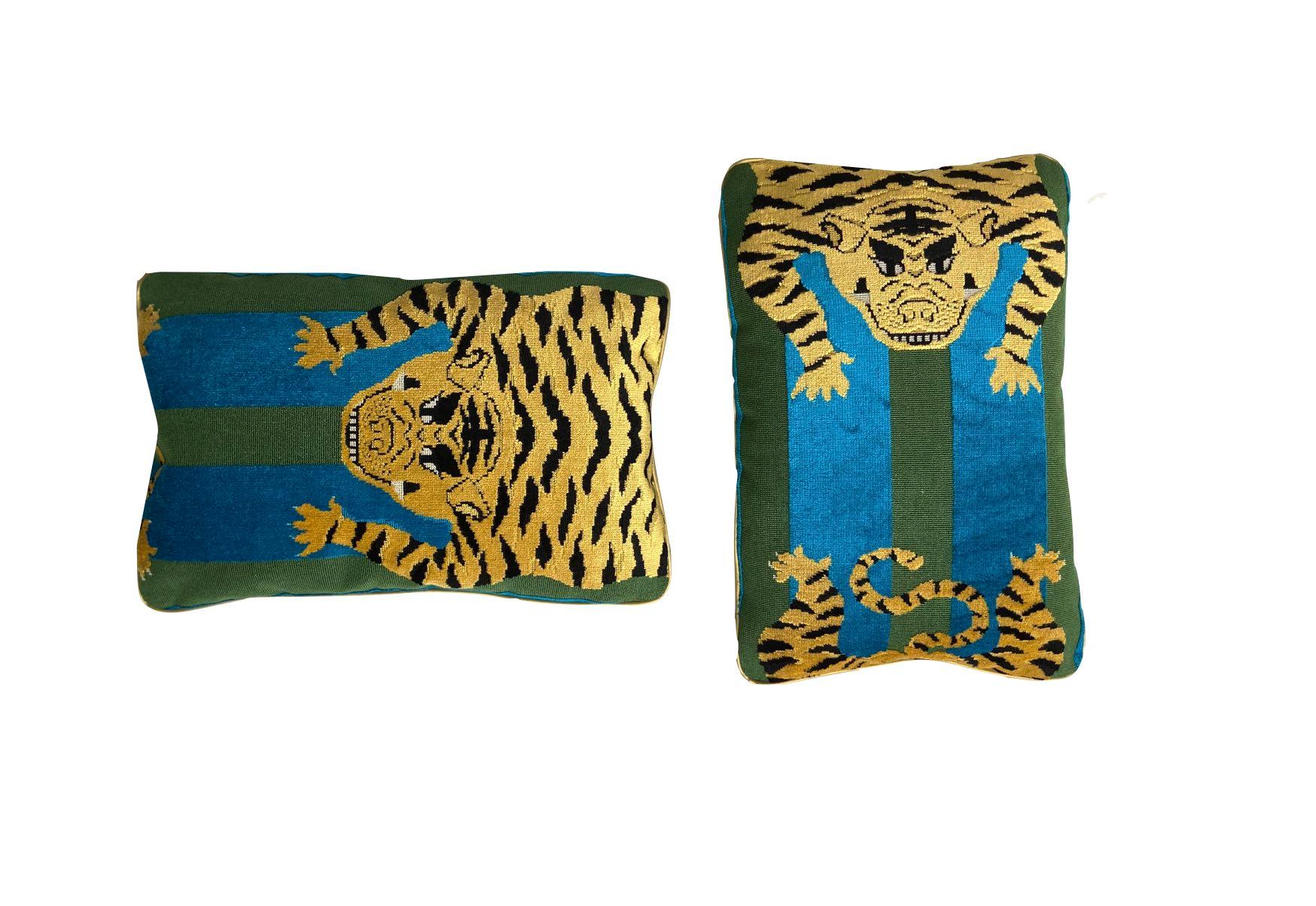 Gorgeous Schumacher Jokhang tiger velvet in the peacock & olive color way.
Luxurious velvet tiger print with green linen/cotton backs and gold vinyl piping.
Invisible zippers and stuffed with down & feathers.

Measures: 16