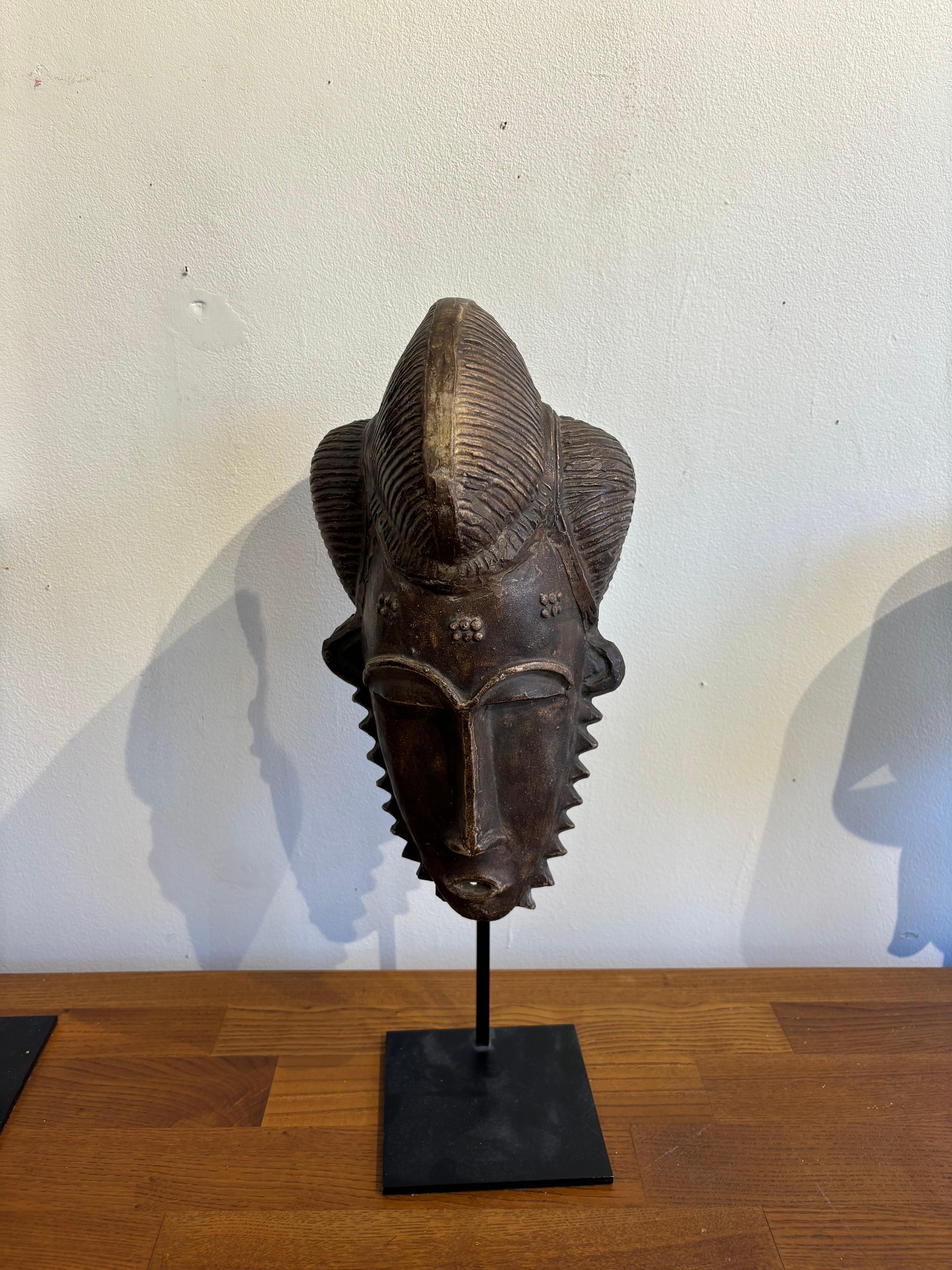 Jolie masque africaniste par Jacques Sagan à Vallauris, 
Las dimensiones son sin base. 