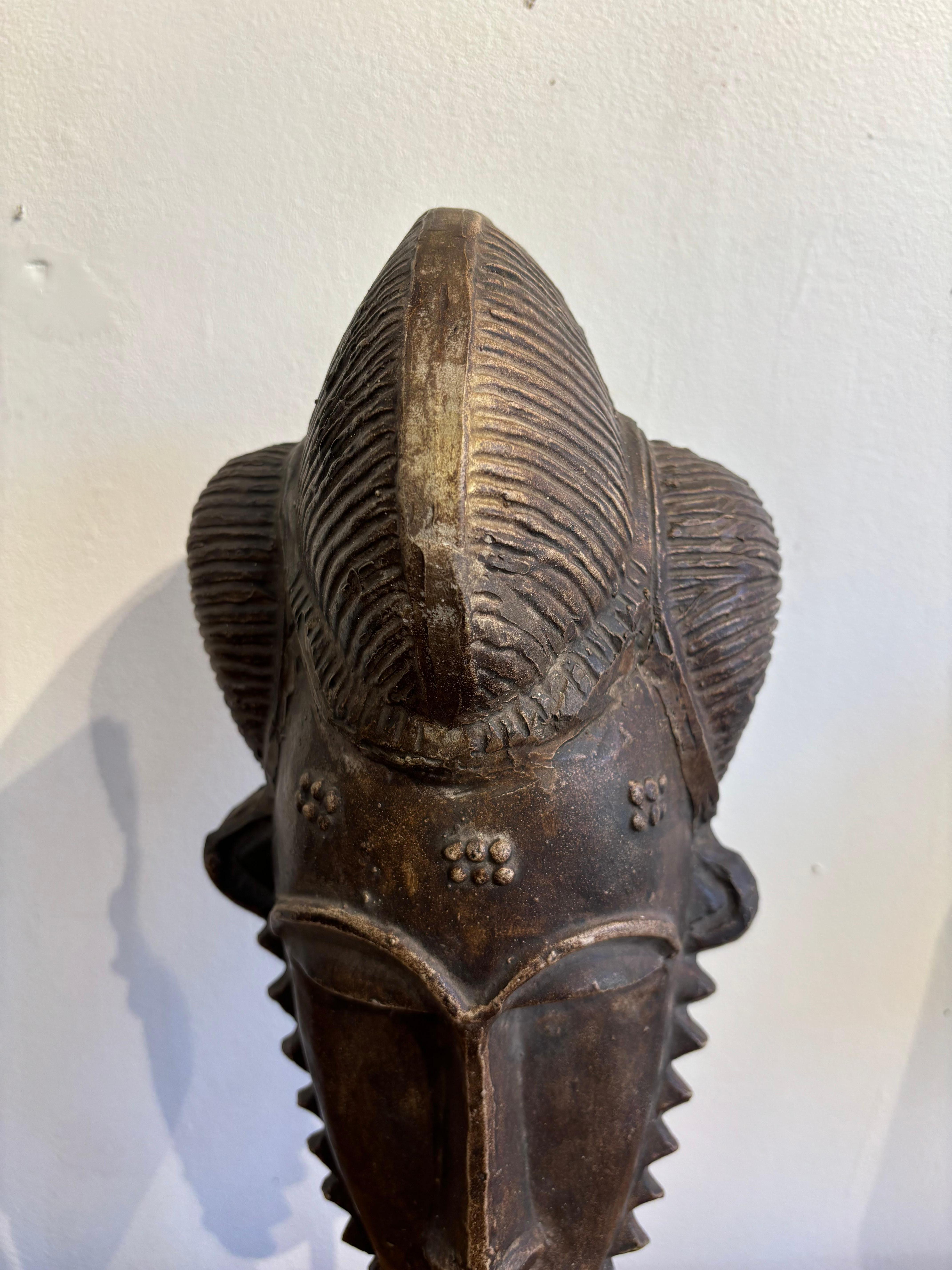 Joli masque africaniste par Jacques Sagan Francés
