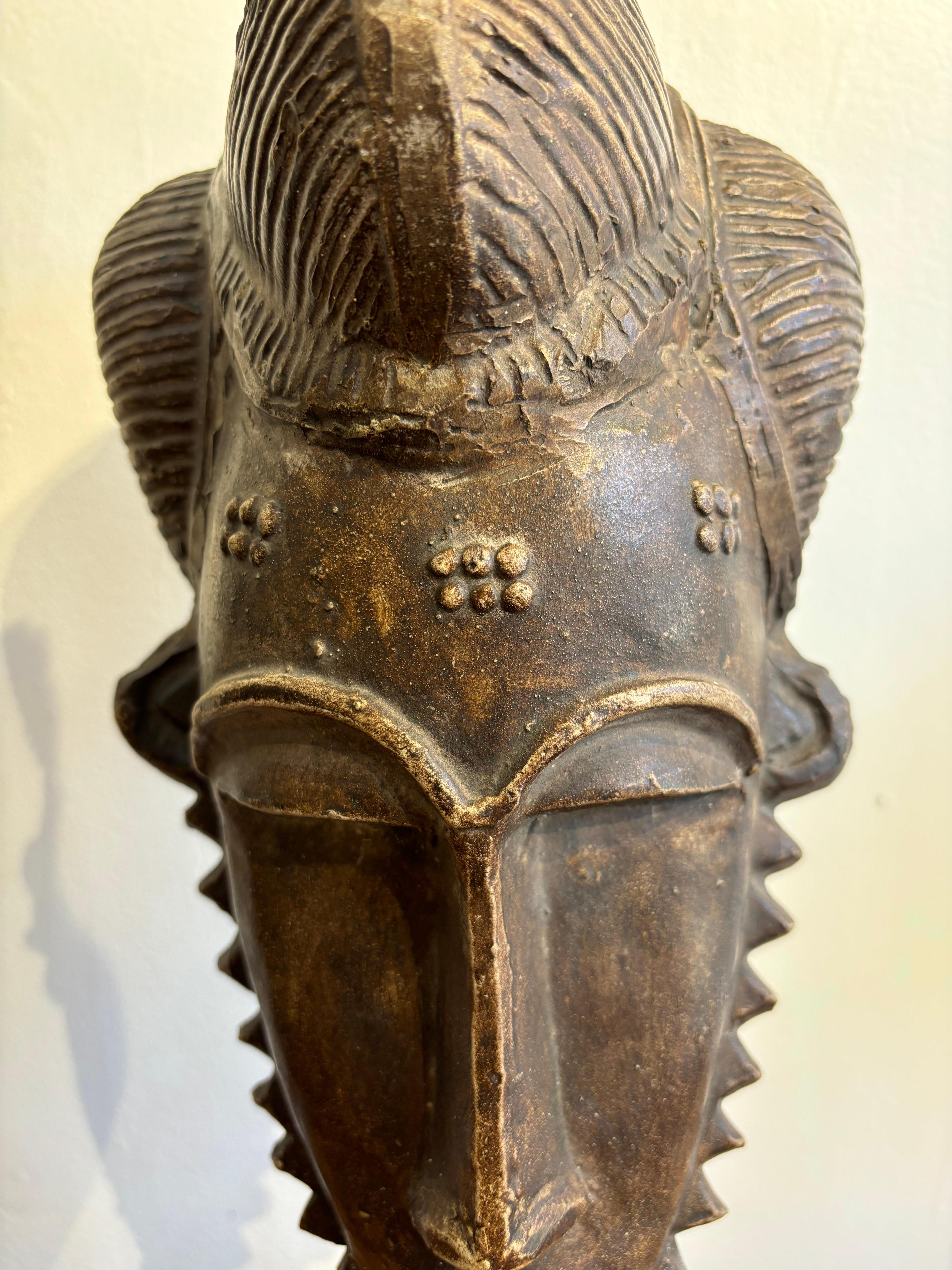 Joli masque africaniste par Jacques Sagan en Bueno Estado en SAINT-OUEN-SUR-SEINE, FR
