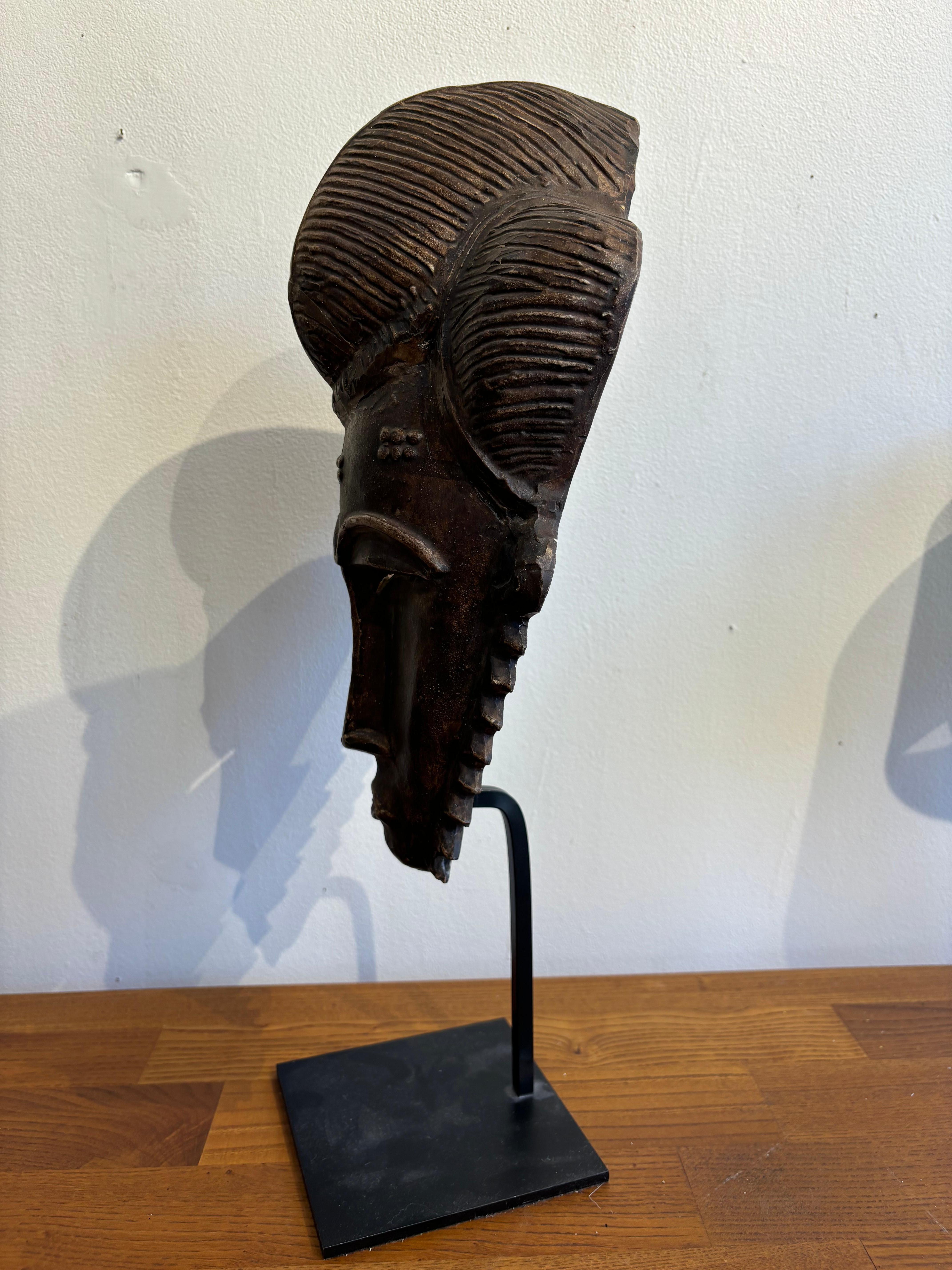 Joli masque africaniste par Jacques Sagan Cerámico