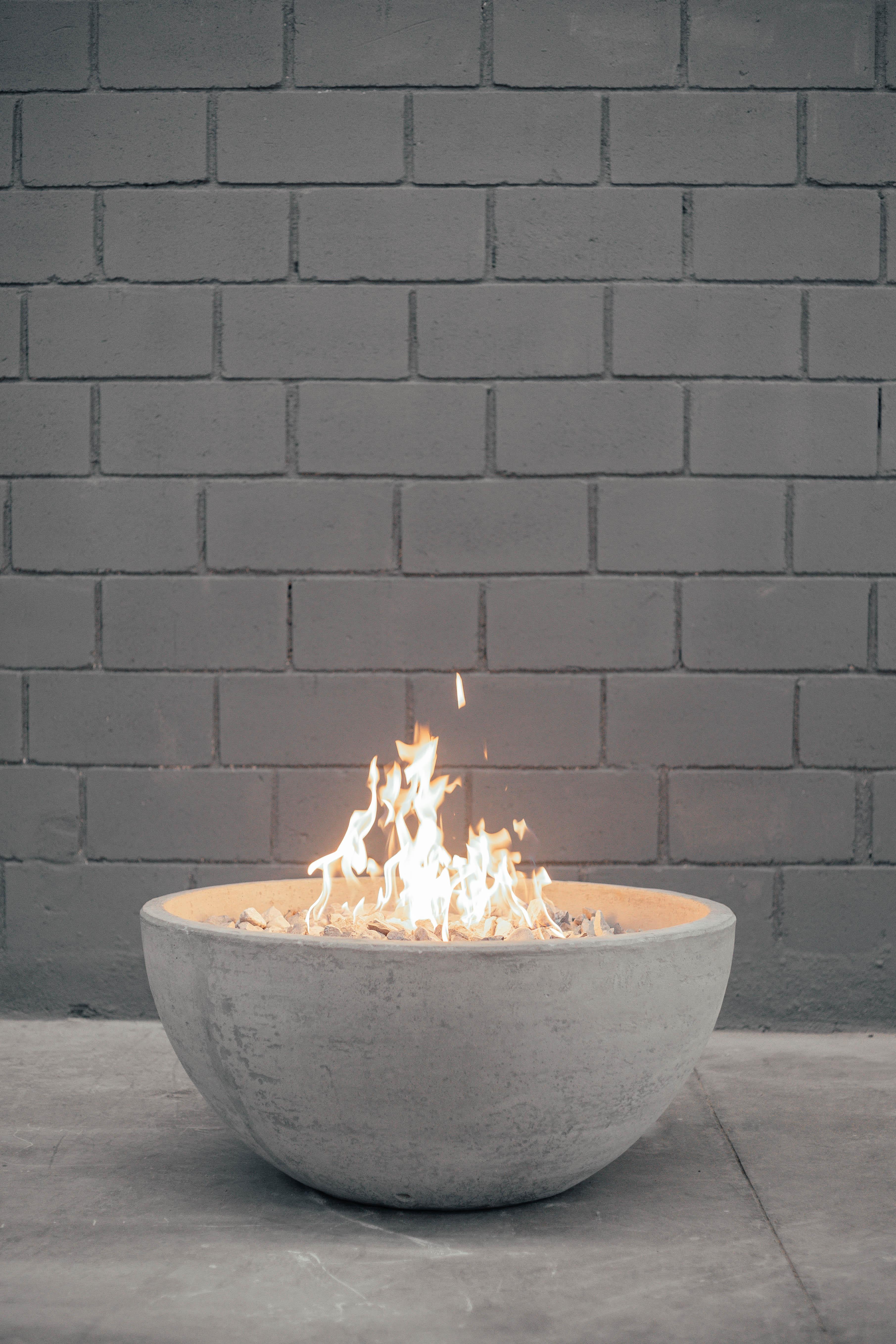 Jolla uno fire bowl by Andres Monnier.
Dimensions: diameter 90cm x height 45cm.
Materials: stainless steel. Concrete. 
Technique: polished stainless steel. Polished concrete. 

The design of the Concretus Collection handmade concrete pieces.