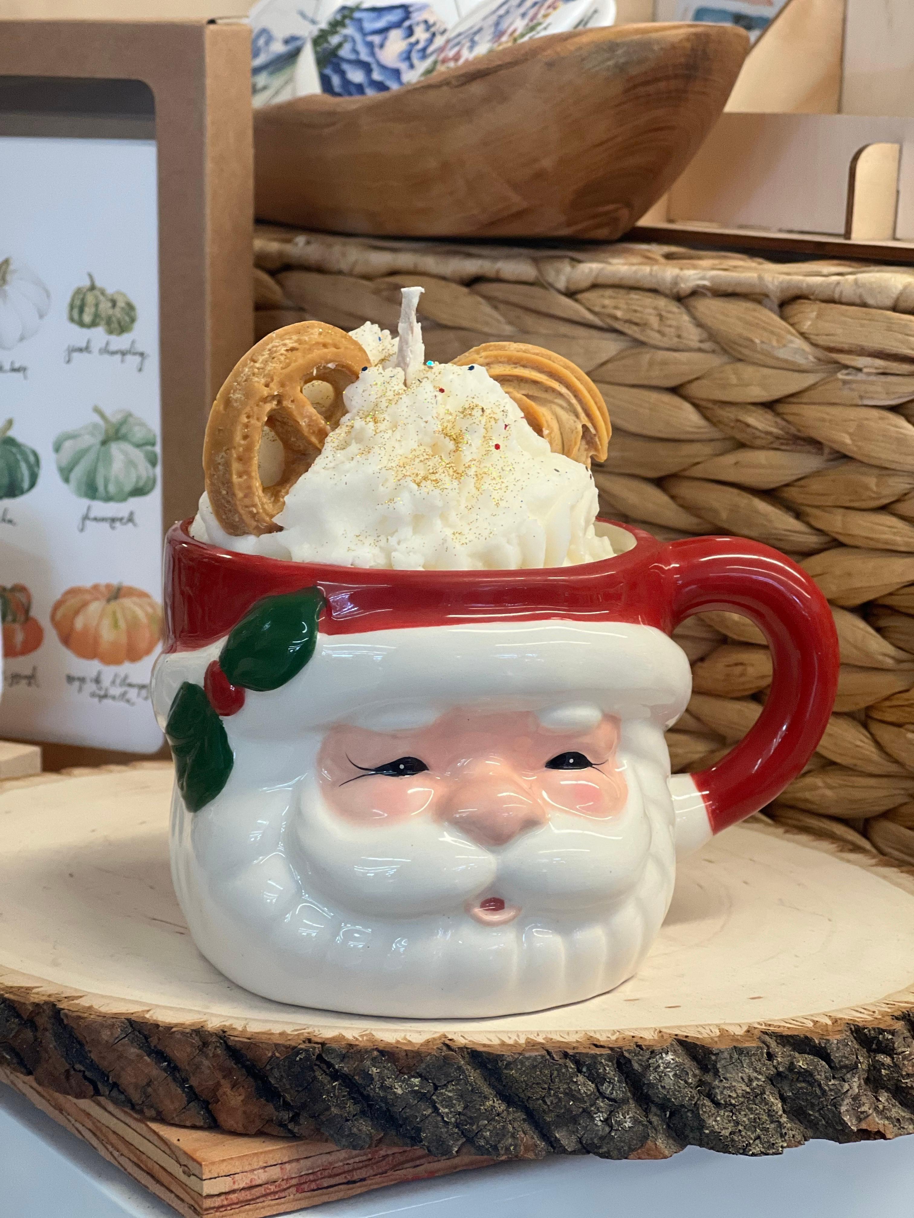 Ajoutez de la joie aux fêtes de fin d'année avec notre bougie Jolly Handmade Candle. La bougie est fabriquée à la main avec de la cire de soja à la noix de coco par notre fabricant local de Seattle. Il est parfumé à la vanille. Le mug est peint à la